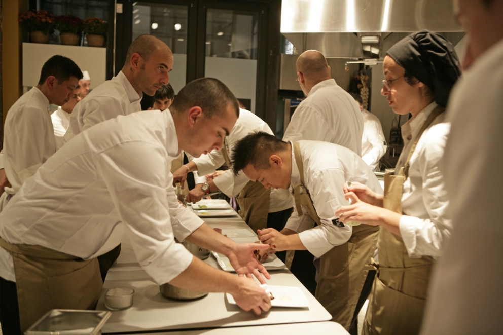 Galleria fotografica






I relatori di Identità New York 2010: da sinistra Gennaro Esposito, Pietro Zito, Emanuele Scarello, Massimo Bottura, Luca Montersino, Cristina Bowerman, Davide Scabin, Moreno Cedroni, Niko Romito, Pino Cuttaia, Ugo Alciati








Lidia Bastianich, Davide Scabin e Paolo Marchi alla conferenza stampa di presentazione Identità New York 2010 nella Piazza di Eataly








Conferenza stampa di presentazione Identità New York 2010 nella Piazza di Eataly








Identità New York 2010








Emanuele Scarello alla conferenza stampa di presentazione Identità New York 2010








Emanuele Scarello e Tatsuya Iwasaki al Corner delle Eccellenze








Luca Montersino alla Pasticceria di Eataly








Il Ristorante del Pesce con Cristina Bowerman e Pino Cuttaia








Gennaro Esposito e Ugo Alciati con gli assitenti di cucina al Ristorante della Pasta








Pietro Zito al Ristorante delle Verdure di Eataly








La Piazza di Eataly








Il menu di Emanuele Scarello al Corner delle Eccellenze








Pino Cuttaia al Ristorante del Pesce








Gli Agnolotti al sugo di arrosto e Grana Padano Riserva di Ugo Alciati








Ugo Alciati, Luca Montersino e Pino Cuttaia 








Massimo Bottura immortala gli altri chef protagonisti che con lui hanno animato i vari momenti di Identità New York








Oscar Farinetti, patron di Eataly, firma il grembiule ricordo di Identità New York 2010








Paolo Marchi, ideatore e curatore di Identità Golose, firma il grembiule ricordo di Identità New York 2010








Mario Batali, chef patron del ristorante Manzo all'interno di Eataly, firma il grembiule ricordo di Identità New York 2010








Niko Romito, Cristina Bowerman e Gennaro Esposito con Lidia Bastianich








Emanuele Scarello al Corner delle Eccellenze








Un ospite d?eccezione a Eataly in occasione di Identità New York: Ferran Adrià, qui accanto a Massimo Bottura








La locandina di Identità New York all'interno di Eataly








La preparazione della cena di gala al ristorante Manzo all?interno di Eataly: Niko Romito e Massimo Bottura








La preparazione della 'Compressione di pasta e fagioli' di Massimo Bottura





