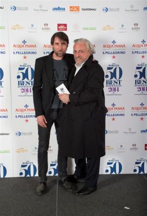 Galleria fotografica






Il gonfalone della World's 50Best








Massimo Bottura e la moglie Lara, terzo alla fine








Massimo Bottura








Selfie di Spagna: da sinistra, la giornalista Lara Rivas, Quique Dacosta, Joan Roca e Andoni Luis Aduriz








Massimo e Lara Bottura








Jordi, Joan e Josep Roca, retrocessi al secondo posto con il loro Celler de Can Roca di Girona








Gaston Acurio, Astryd y Gaston, Lima (Peru), 18°








Enrico Crippa








Fergus Henderson di St. John, suo il premio alla carriera 2014





