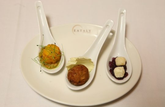 Galleria fotografica






Giuseppe Rambaldi del Combal.Zero, in sostituzione dello chef Davide Scabin, Mario Batali, Babbo e tanto altro a New York e Cesare Battisti, Ratanà a Milano








Ravioli gamberi e basilico con burro e zucca di Mario Batali








Penne con crema di peperoni di Cesare Battisti








Riccardo Felicetti e Pavia Rosati








Mario Batali e Alex Pilas, responsabile delle cucine di Eataly New York








Moreno Cedroni, ristorante Madonnina del Pescatore di Senigallia (Ancona) e Dave Pasternack, Esca a New York City








Baccalà e lepre in salsa di lamponi di Moreno Cedroni








Crudo con mele e rape di Dave Pasternack








Alessandra Rotondi, Moreno Cedroni e il suo sous chef Luca Abbadir








Berlucchi nei calici








I protagonisti della cena del primo giorno in Birreria di Eataly: Alex Pilas, Carlo Cracco, Matteo Monti, Mauro Uliassi, Giuseppe Rambaldi, Cesare Battisti, Mark Ladner, Katia Delogu, Mario Batali e Claudio Ceroni di Magenta Bureau








Appuntamento al buio, il dessert di Katia Delogu








Sala piena sul tetto di Eataly








Batali fotografa Massimo Bottura e Daniel Boulud, protagonisti della prima lezione del secondo giorno








Massimo Bottura, Sara Peirone di Lavazza e Paolo Marchi








Batali, Boulud, Bottura








Massimo Bottura, il suo secondo Takahiko Kondo e il neo-cuoco di Taglio a Milano Domenico Della Salandra








L'Uovo in gelatina di Daniel Boulud








Sara Jenkins, Porcena a New York e Mauro Uliassi, Uliassi a Senigallia (Ancona)








Audience attenta e divertita








Spaghettoni al pomodoro (di ogni colore e gusto, sei o sette tipi diversi) di Sara Jenkins








I Gamberi crudi in crema di pomodori e prugne di Mauro Uliassi








 Con Claudio Ceroni di Magenta Bureau, i protagonisti della seconda cena alla Birreria di Eataly. Da sinistra: Massimo Bottura, Moreno Cedroni, Cesare Battisti, Viviana Varese, Lidia Bastianich, Katia Delogu, Fortunato Nicotra e Alex Pilas








Mark Ladner, Joe Bastianich e Carlo Cracco








Fortunato Nicotra





