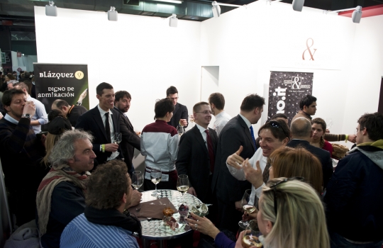 Galleria fotograficaAl centro Davide Oldani del D'O di Cornaredo (Milano) con Oliviero Toscani, fotografo e produttore di vinoGuffanti, storici affinatori di formaggi ad Arona (Novara)Lo spazio espositivo di Acqua Panna e S. Pellegrino. Le illustrazioni sono firmate da Gianluca BiscalchinPastificio dei CampiSelecta, un recinto di bont&agrave; firmate anche da Michele Rotondo, chef della Masseria Petrino di Palagianello (Taranto)Brindisi con Birra Moretti Grand Cru. A destra si riconosce Simone Padoan dei Tigli di San Bonifacio (Verona)Le alchimie pastaiole di Davide Scabin del Combal.Zero di Rivoli (Torino) allo stand Felicetti