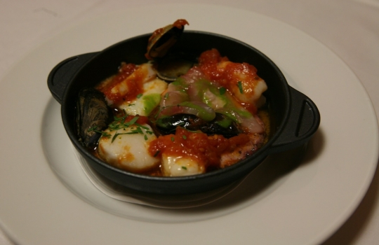 Galleria fotografica






Giuseppe Rambaldi del Combal.Zero, in sostituzione dello chef Davide Scabin, Mario Batali, Babbo e tanto altro a New York e Cesare Battisti, Ratanà a Milano








Ravioli gamberi e basilico con burro e zucca di Mario Batali








Penne con crema di peperoni di Cesare Battisti








Riccardo Felicetti e Pavia Rosati








Mario Batali e Alex Pilas, responsabile delle cucine di Eataly New York








Moreno Cedroni, ristorante Madonnina del Pescatore di Senigallia (Ancona) e Dave Pasternack, Esca a New York City








Baccalà e lepre in salsa di lamponi di Moreno Cedroni








Crudo con mele e rape di Dave Pasternack








Alessandra Rotondi, Moreno Cedroni e il suo sous chef Luca Abbadir








Berlucchi nei calici








I protagonisti della cena del primo giorno in Birreria di Eataly: Alex Pilas, Carlo Cracco, Matteo Monti, Mauro Uliassi, Giuseppe Rambaldi, Cesare Battisti, Mark Ladner, Katia Delogu, Mario Batali e Claudio Ceroni di Magenta Bureau








Appuntamento al buio, il dessert di Katia Delogu








Sala piena sul tetto di Eataly








Batali fotografa Massimo Bottura e Daniel Boulud, protagonisti della prima lezione del secondo giorno








Massimo Bottura, Sara Peirone di Lavazza e Paolo Marchi








Batali, Boulud, Bottura








Massimo Bottura, il suo secondo Takahiko Kondo e il neo-cuoco di Taglio a Milano Domenico Della Salandra








L'Uovo in gelatina di Daniel Boulud








Sara Jenkins, Porcena a New York e Mauro Uliassi, Uliassi a Senigallia (Ancona)








Audience attenta e divertita








Spaghettoni al pomodoro (di ogni colore e gusto, sei o sette tipi diversi) di Sara Jenkins








I Gamberi crudi in crema di pomodori e prugne di Mauro Uliassi








 Con Claudio Ceroni di Magenta Bureau, i protagonisti della seconda cena alla Birreria di Eataly. Da sinistra: Massimo Bottura, Moreno Cedroni, Cesare Battisti, Viviana Varese, Lidia Bastianich, Katia Delogu, Fortunato Nicotra e Alex Pilas








Mark Ladner, Joe Bastianich e Carlo Cracco








Fortunato Nicotra








Il benvenuto della cena di Cesare Battisti: Mondeghili in cartoccio, Mini risotto alla Milanese al salto con ossobuco e Pop corn di Grana Padano al Lambrusco








Caprese di astice, l'antipasto di Fortunato Nicotra








Pasta o patata? il piatto di Massimo Bottura





