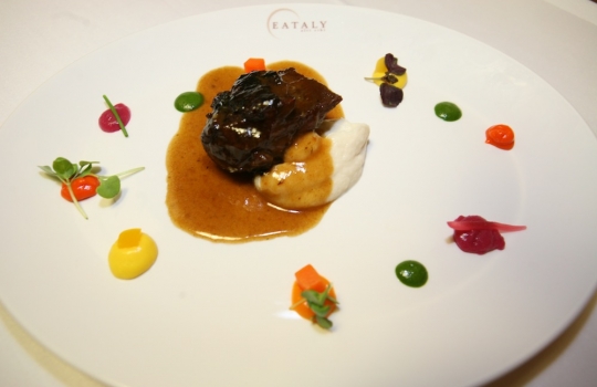 Galleria fotografica






Giuseppe Rambaldi del Combal.Zero, in sostituzione dello chef Davide Scabin, Mario Batali, Babbo e tanto altro a New York e Cesare Battisti, Ratanà a Milano








Ravioli gamberi e basilico con burro e zucca di Mario Batali








Penne con crema di peperoni di Cesare Battisti








Riccardo Felicetti e Pavia Rosati








Mario Batali e Alex Pilas, responsabile delle cucine di Eataly New York








Moreno Cedroni, ristorante Madonnina del Pescatore di Senigallia (Ancona) e Dave Pasternack, Esca a New York City








Baccalà e lepre in salsa di lamponi di Moreno Cedroni








Crudo con mele e rape di Dave Pasternack








Alessandra Rotondi, Moreno Cedroni e il suo sous chef Luca Abbadir








Berlucchi nei calici








I protagonisti della cena del primo giorno in Birreria di Eataly: Alex Pilas, Carlo Cracco, Matteo Monti, Mauro Uliassi, Giuseppe Rambaldi, Cesare Battisti, Mark Ladner, Katia Delogu, Mario Batali e Claudio Ceroni di Magenta Bureau








Appuntamento al buio, il dessert di Katia Delogu








Sala piena sul tetto di Eataly








Batali fotografa Massimo Bottura e Daniel Boulud, protagonisti della prima lezione del secondo giorno








Massimo Bottura, Sara Peirone di Lavazza e Paolo Marchi








Batali, Boulud, Bottura








Massimo Bottura, il suo secondo Takahiko Kondo e il neo-cuoco di Taglio a Milano Domenico Della Salandra








L'Uovo in gelatina di Daniel Boulud








Sara Jenkins, Porcena a New York e Mauro Uliassi, Uliassi a Senigallia (Ancona)








Audience attenta e divertita








Spaghettoni al pomodoro (di ogni colore e gusto, sei o sette tipi diversi) di Sara Jenkins








I Gamberi crudi in crema di pomodori e prugne di Mauro Uliassi








 Con Claudio Ceroni di Magenta Bureau, i protagonisti della seconda cena alla Birreria di Eataly. Da sinistra: Massimo Bottura, Moreno Cedroni, Cesare Battisti, Viviana Varese, Lidia Bastianich, Katia Delogu, Fortunato Nicotra e Alex Pilas








Mark Ladner, Joe Bastianich e Carlo Cracco








Fortunato Nicotra








Il benvenuto della cena di Cesare Battisti: Mondeghili in cartoccio, Mini risotto alla Milanese al salto con ossobuco e Pop corn di Grana Padano al Lambrusco








Caprese di astice, l'antipasto di Fortunato Nicotra








Pasta o patata? il piatto di Massimo Bottura








Guazzetto "al forno" di molluschi e crostacei, sentori di anice stellato, il secondo di pesce di Moreno Cedroni





