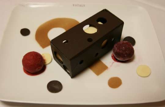 Galleria fotografica






Giuseppe Rambaldi del Combal.Zero, in sostituzione dello chef Davide Scabin, Mario Batali, Babbo e tanto altro a New York e Cesare Battisti, Ratanà a Milano








Ravioli gamberi e basilico con burro e zucca di Mario Batali








Penne con crema di peperoni di Cesare Battisti








Riccardo Felicetti e Pavia Rosati








Mario Batali e Alex Pilas, responsabile delle cucine di Eataly New York








Moreno Cedroni, ristorante Madonnina del Pescatore di Senigallia (Ancona) e Dave Pasternack, Esca a New York City








Baccalà e lepre in salsa di lamponi di Moreno Cedroni








Crudo con mele e rape di Dave Pasternack








Alessandra Rotondi, Moreno Cedroni e il suo sous chef Luca Abbadir








Berlucchi nei calici








I protagonisti della cena del primo giorno in Birreria di Eataly: Alex Pilas, Carlo Cracco, Matteo Monti, Mauro Uliassi, Giuseppe Rambaldi, Cesare Battisti, Mark Ladner, Katia Delogu, Mario Batali e Claudio Ceroni di Magenta Bureau








Appuntamento al buio, il dessert di Katia Delogu








Sala piena sul tetto di Eataly








Batali fotografa Massimo Bottura e Daniel Boulud, protagonisti della prima lezione del secondo giorno








Massimo Bottura, Sara Peirone di Lavazza e Paolo Marchi








Batali, Boulud, Bottura








Massimo Bottura, il suo secondo Takahiko Kondo e il neo-cuoco di Taglio a Milano Domenico Della Salandra








L'Uovo in gelatina di Daniel Boulud








Sara Jenkins, Porcena a New York e Mauro Uliassi, Uliassi a Senigallia (Ancona)








Audience attenta e divertita








Spaghettoni al pomodoro (di ogni colore e gusto, sei o sette tipi diversi) di Sara Jenkins








I Gamberi crudi in crema di pomodori e prugne di Mauro Uliassi








 Con Claudio Ceroni di Magenta Bureau, i protagonisti della seconda cena alla Birreria di Eataly. Da sinistra: Massimo Bottura, Moreno Cedroni, Cesare Battisti, Viviana Varese, Lidia Bastianich, Katia Delogu, Fortunato Nicotra e Alex Pilas








Mark Ladner, Joe Bastianich e Carlo Cracco








Fortunato Nicotra








Il benvenuto della cena di Cesare Battisti: Mondeghili in cartoccio, Mini risotto alla Milanese al salto con ossobuco e Pop corn di Grana Padano al Lambrusco








Caprese di astice, l'antipasto di Fortunato Nicotra








Pasta o patata? il piatto di Massimo Bottura








Guazzetto "al forno" di molluschi e crostacei, sentori di anice stellato, il secondo di pesce di Moreno Cedroni








Esplosione di colori: Manzo croccante cotto in Birra Moretti, cavolfiore e gel di sottaceti ed erbe aromatiche, il secondo di carne di Viviana Varese





