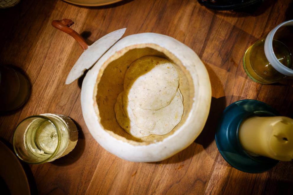 Galleria fotograficaChampagne&nbsp;Louis Roederer&nbsp;2009, Blanc de blancs
Pi&ntilde;uela e tamarindo
Pi&ntilde;uela&nbsp;e tamarindo, da vicino
Vongola regina dal golfo di California
La vongola da vicino
Saluto con pomodori disidratati e chapulines&nbsp;
Brodo freddo di masa con lime e fiori del momento
Mead, birrificio&nbsp;Escollo, stato di&nbsp;Quer&eacute;taro
Cocco giovane e caviale
Vino: Presencia Casual 2014, da uve Semillon,&nbsp;Luis-Antoine Luyt, Cile
Frutta tropicale e Chile de arbol (peperoncino Coda di topo)
Frutta locale
Ceviche di banana e olio di alghe kelp
Alga kelp gigante e michelada di cozze
Taco di spinaci Chaya&nbsp;con ostriche fresche dalla Bahia Falsa (Baja California)
Il taco da vicino
Amber ale del&nbsp;birrificio Cebia,&nbsp;Merida
Zucca grigliata per intero
Una notte sotto le stelle
Tostada con escamoles (larve di formiche)
La tostada da vicino
Birra Golden Sour del birrifico&nbsp;Wendlandt di&nbsp;Ensenada (Messico)
Polpo appena cotto in crosta di sale masa
Il polpo cotto su salsa dzikilpak
Ancora il polpo
