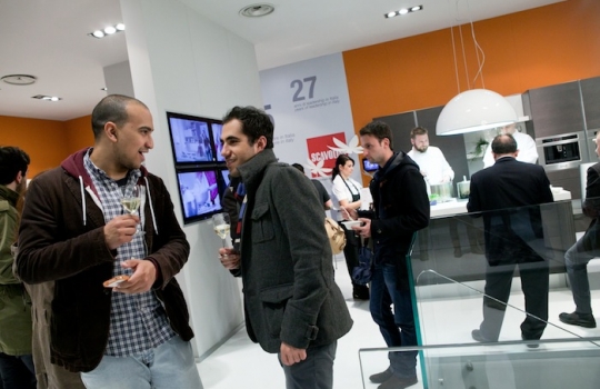 Galleria fotograficaCoda fuori dallo showroom Agape, via Statuto 12, per il piatto di Andrea BertonIl piatto di Berton:&nbsp;Focaccia di Recco con controfiletto di manzo crudo e composta di pomodoro piccanteAndrea BertonArclinea, corso Monforte 28: si preparano i fratelli&nbsp;Christian e Manuel Costardi, cuochi del ristorante Cinzia di VercelliL'imbuto di metallo per infilare il risotto nel barattolo warholiano. Alle spalle di Christian Costardi, Giulia Corradetti di Magenta BureauCostardi&rsquo;s tomato rice (omaggio a Andy Warhol)Manuel e ChristianLa gente godeCesar in via Larga 23, presidiato da&nbsp;Giovanni Ruggieri del ristorante RefettorioGiovanni Ruggieri con la sua&nbsp;Crema di patate con tarassaco all&rsquo;aceto di moscato, asparagi e salsa al crescioneGiovanni RuggieriTutti da Dada in via Larga, angolo piazza Santo Stefano, per&nbsp;Fabio Pisani e Alessandro Negrini di Aimo e NadiaFabio PisaniSpaghetti di Benedetto Cavalieri in cous cous con mozzarella di bufala campana, pomodori pugliesi &ldquo;al filo&rdquo; e profumo di limoni della CostieraLa granelle di cous cous &egrave; ricavata da spaghettoni frullati a crudoDa De Longhi, via Borgogna 8, c'&egrave; Alice Delcourt dell'Erba BruscaAlice DelcourtUltimo giro d'olio per il&nbsp;Cous cous speziato con erbe aromatiche, albicocche e zucca