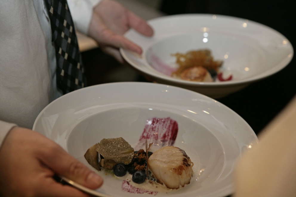 Galleria fotografica






I relatori di Identità New York 2010: da sinistra Gennaro Esposito, Pietro Zito, Emanuele Scarello, Massimo Bottura, Luca Montersino, Cristina Bowerman, Davide Scabin, Moreno Cedroni, Niko Romito, Pino Cuttaia, Ugo Alciati








Lidia Bastianich, Davide Scabin e Paolo Marchi alla conferenza stampa di presentazione Identità New York 2010 nella Piazza di Eataly








Conferenza stampa di presentazione Identità New York 2010 nella Piazza di Eataly








Identità New York 2010








Emanuele Scarello alla conferenza stampa di presentazione Identità New York 2010








Emanuele Scarello e Tatsuya Iwasaki al Corner delle Eccellenze








Luca Montersino alla Pasticceria di Eataly








Il Ristorante del Pesce con Cristina Bowerman e Pino Cuttaia








Gennaro Esposito e Ugo Alciati con gli assitenti di cucina al Ristorante della Pasta








Pietro Zito al Ristorante delle Verdure di Eataly








La Piazza di Eataly








Il menu di Emanuele Scarello al Corner delle Eccellenze








Pino Cuttaia al Ristorante del Pesce








Gli Agnolotti al sugo di arrosto e Grana Padano Riserva di Ugo Alciati








Ugo Alciati, Luca Montersino e Pino Cuttaia 








Massimo Bottura immortala gli altri chef protagonisti che con lui hanno animato i vari momenti di Identità New York








Oscar Farinetti, patron di Eataly, firma il grembiule ricordo di Identità New York 2010








Paolo Marchi, ideatore e curatore di Identità Golose, firma il grembiule ricordo di Identità New York 2010








Mario Batali, chef patron del ristorante Manzo all'interno di Eataly, firma il grembiule ricordo di Identità New York 2010








Niko Romito, Cristina Bowerman e Gennaro Esposito con Lidia Bastianich








Emanuele Scarello al Corner delle Eccellenze








Un ospite d?eccezione a Eataly in occasione di Identità New York: Ferran Adrià, qui accanto a Massimo Bottura








La locandina di Identità New York all'interno di Eataly








La preparazione della cena di gala al ristorante Manzo all?interno di Eataly: Niko Romito e Massimo Bottura








La preparazione della 'Compressione di pasta e fagioli' di Massimo Bottura








I preparativi della cena di gala: un grande lavoro di squadra





