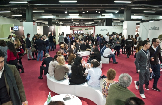 Galleria fotograficaAl centro Davide Oldani del D'O di Cornaredo (Milano) con Oliviero Toscani, fotografo e produttore di vinoGuffanti, storici affinatori di formaggi ad Arona (Novara)Lo spazio espositivo di Acqua Panna e S. Pellegrino. Le illustrazioni sono firmate da Gianluca BiscalchinPastificio dei CampiSelecta, un recinto di bont&agrave; firmate anche da Michele Rotondo, chef della Masseria Petrino di Palagianello (Taranto)Brindisi con Birra Moretti Grand Cru. A destra si riconosce Simone Padoan dei Tigli di San Bonifacio (Verona)Le alchimie pastaiole di Davide Scabin del Combal.Zero di Rivoli (Torino) allo stand Felicetti