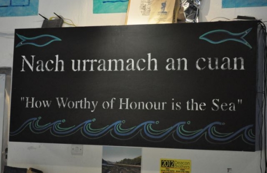 Galleria fotografica






Scozia, regione di Argyle, sud-ovest del Paese








Loch Fyne è il fiordo più noto di Argyle e anche il più lungo del Paese. Loch in gaelico significa "lago", fyne "fiordo"








Nei dintorni, colline dolci, larici, pini e abeti








Al largo si scorgono delle gabbie di acquacoltura








Disinfettare bene i piedi prima di salire sulla chiatta








Sulla chiatta, verso le gabbie dei salmoni








L’acqua in cui sguazzano i salmoni è pulita, filtrata, ricca di sali minerali








Ecco la gabbia: sono una decina in tutto, di larghezza variabile, profonde fino a 28 metri








Nuotano in circolo 30mila salmoni per gabbia. Ogni esemplare ha a disposizione 98,5 litri d’acqua per ogni chilo e mezzo di peso, uno dei più elevati del Paese








Ecco il salmone! Sono esemplari nati da uova di salmoni-riproduttori, pescati in mare e mantenuti in cattività nelle avannotterie








Al largo, accanto alle gabbie, c'è anche la base che monitora costantemente i pesci e la distribuzione (automatica) del cibo. Mangime non Ogm selezionato, integrato da proteine di origine vegetale che riducono l’utilizzo di fauna ittica utilizzata per produrre farine di pesce













Raggiunti i 3-4 anni d'età - cioè il peso di 4-6 chili, toccato in circa 8-900 giorni di acquacoltura, dei quali metà passati in acqua dolce e metà in acqua salata, per assecondare il loro istinto naturale - i salmoni vengono pescati e immediatamente riposti nel ghiaccio, accorgimento fondamentale per mantenere rigida la carne








Le lavorazioni successive vengono effettuate entro e non oltre le 15 ore dalla pesca, nel laboratorio di Cairndow, il quartier generale di Loch Fyne a un passo dalle stesse acque in cui nuotano i salmoni








I salmoni sono lavati con la stessa acqua in cui hanno nuotato fino a poco prima








E poi decapitati, spinati e sfilettati a mano


















Del salmone, come del tonno, non si butta via niente








Nel clima necessariamente polare che avvolge le operazioni, il personale di circa 60 persone è quasi interamente composto da donne. «Gli uomini non sono altrettanto precisi nell’affettare», scherzano le impiegate infagottate nelle tute sterili








Quanto lavoro? 40 ore a settimana 








I salmoni sono marinati a secco con sale e zucchero di canna








e poi sono messi nei forni di affumicatura per un intervallo di 12-24 ore, variabile a seconda della temperatura esterna













Trucioli di botte esauste da whisky: è il combustibile dell'affumicatura del salmone













Il salmone uscirà con sentori affumicati non troppo pronunciati








Manca poco al confezionamento













Tanti i formati previsti. Il più apprezzato in Italia è il Kinglas Fillet, il filettino centrale, "cuore" della spalla, chiamato anche “lingotto” per la forma








Tanti i tagli di salmone fresco e affumicato e numerose marinature, dal whisky al Citrus and Black pepper








In Scozia, si trova praticamente ovunque








Tra i luoghi più adatti, gli stessi Oyster Bar & Restaurants di proprietà di Loch Fyne. Nella foto, quello di Cairndow





