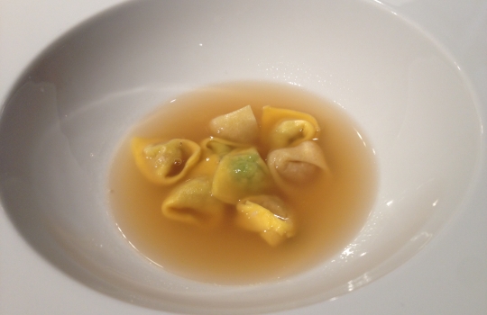 Galleria fotografica






Il nuovo ingresso dell'Osteria Francescana, via Stella 22













La cantina (con una parte) dei vini della Francescana: Bottura affetta per gli ospiti








Davide Di Fabio tra gli spazi della nuova cucina


















Franco Aliberti, tornato dal salato al dolce








Massimo Bottura e Takahiko Kondo "sparecchiano" fuori dalla cucina, ingresso nell'adiacente via delle Rose








21








Anguille pronte a partire dalla cucina








Sala e mise-en-place


















Il mondo di Mario Schifani, appena oltre l'ingresso








Il soffitto a cassettoni della sala








Tra una sala e l'altra, svettano i piccioni di Maurizio Cattelan








Appetizer volante con erbazzone





