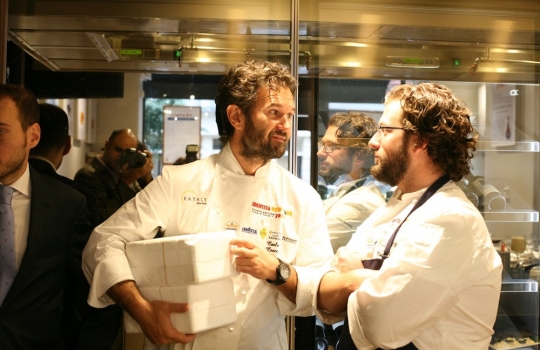 Galleria fotografica






Giuseppe Rambaldi del Combal.Zero, in sostituzione dello chef Davide Scabin, Mario Batali, Babbo e tanto altro a New York e Cesare Battisti, Ratanà a Milano








Ravioli gamberi e basilico con burro e zucca di Mario Batali








Penne con crema di peperoni di Cesare Battisti








Riccardo Felicetti e Pavia Rosati








Mario Batali e Alex Pilas, responsabile delle cucine di Eataly New York








Moreno Cedroni, ristorante Madonnina del Pescatore di Senigallia (Ancona) e Dave Pasternack, Esca a New York City








Baccalà e lepre in salsa di lamponi di Moreno Cedroni








Crudo con mele e rape di Dave Pasternack








Alessandra Rotondi, Moreno Cedroni e il suo sous chef Luca Abbadir








Berlucchi nei calici








I protagonisti della cena del primo giorno in Birreria di Eataly: Alex Pilas, Carlo Cracco, Matteo Monti, Mauro Uliassi, Giuseppe Rambaldi, Cesare Battisti, Mark Ladner, Katia Delogu, Mario Batali e Claudio Ceroni di Magenta Bureau








Appuntamento al buio, il dessert di Katia Delogu








Sala piena sul tetto di Eataly








Batali fotografa Massimo Bottura e Daniel Boulud, protagonisti della prima lezione del secondo giorno








Massimo Bottura, Sara Peirone di Lavazza e Paolo Marchi








Batali, Boulud, Bottura








Massimo Bottura, il suo secondo Takahiko Kondo e il neo-cuoco di Taglio a Milano Domenico Della Salandra








L'Uovo in gelatina di Daniel Boulud








Sara Jenkins, Porcena a New York e Mauro Uliassi, Uliassi a Senigallia (Ancona)








Audience attenta e divertita








Spaghettoni al pomodoro (di ogni colore e gusto, sei o sette tipi diversi) di Sara Jenkins








I Gamberi crudi in crema di pomodori e prugne di Mauro Uliassi








 Con Claudio Ceroni di Magenta Bureau, i protagonisti della seconda cena alla Birreria di Eataly. Da sinistra: Massimo Bottura, Moreno Cedroni, Cesare Battisti, Viviana Varese, Lidia Bastianich, Katia Delogu, Fortunato Nicotra e Alex Pilas








Mark Ladner, Joe Bastianich e Carlo Cracco








Fortunato Nicotra








Il benvenuto della cena di Cesare Battisti: Mondeghili in cartoccio, Mini risotto alla Milanese al salto con ossobuco e Pop corn di Grana Padano al Lambrusco








Caprese di astice, l'antipasto di Fortunato Nicotra








Pasta o patata? il piatto di Massimo Bottura








Guazzetto "al forno" di molluschi e crostacei, sentori di anice stellato, il secondo di pesce di Moreno Cedroni








Esplosione di colori: Manzo croccante cotto in Birra Moretti, cavolfiore e gel di sottaceti ed erbe aromatiche, il secondo di carne di Viviana Varese








In chiusura, di nuovo il dolce di Katia Delogu





