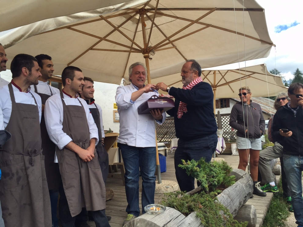 Galleria fotograficaIn attesa della cena, Paolo Marchi, Ludovica Rubbini (El Brite de Larieto, Cortina), Cristian Deflorian (Felicetti), Davide Scabin (Combal.zero a Rivoli, Torino)&nbsp;e Riccardo Felicetti (Monograno Felicetti)Ultimi ritocchi al ristorante&nbsp;a La Corte del Lampone del Rosapetra Resort di Cortina, chef&nbsp;Alessandro FavrinPEZZI DA NOVANTA. Norbert Niederkofler e Davide Scabin, coautori della cena al RosapetraIn primo piano, Alfio Ghezzi della Locanda Margon di Trento, alle sue spalle Riccardo Gaspari del Brite de Larieto di Cortina, altri due assi nella brigata di cucina di Identit&agrave; Cortina 2SI PARTE. Il benvenuto multiplo dello chef di casa Alessandro Favrin: La quaglia sale in Ampezzo, Battuta di manzo ai frutti di bosco e con mantecato allo stravecchio ampezzano, Canederli in ricotta su spuma di parmigiano. Non inquadrato, il&nbsp;Chupa chups al fegato grasso d'oca e noccioleIl Panino al formaggio di Gaspari, un gioco sulle consistenze del formaggioLa Tagliatella Transalp Express. Ovvero, se le tagliatelle Monograno Felicetti vanno in montagna, il primo piatto di Davide Scabin: sul fondo, ganache di porcini e finferli, tagliatelle condite con burro crudo all'acciuga, polvere di nocciole tostate con polenta croccante e&nbsp;Grauk&auml;se, gemma di pino fresca. In cima, una patata ratta affumicata, a lato una foglia di lattuga di mare. Accanto, non inquadrata, &egrave; servita una salsiera con zuppa di fagioli cotta con le alghe, da dosare a piacere. Un primo giocato su 4 o 5 acidit&agrave; diverseIl Salmerino alpino, carpione di cipolla e salsa agra di uova di trota di Alfio Ghezzi &egrave; fedele al dettame di Gualtiero Marchesi: cercare di (ri)mettere il pi&ugrave; possibile un prodotto all'interno del suo ambiente naturaleIl Filetto di cervo con ribbla di patate, mirtilli selvatici e funghi di Norbert Niederkofler, chef del ristorante St. Hubertus dell'hotel Rosa Alpina di San Cassiano (Bolzano)L'Omaggio alle Dolomiti di Alessandro FavrinI vini in abbinamento per tutta la cena: sugli scudi, i calici del gruppo Santa Margherita e Cantine FerrariLe acque e le bollicine della serataLa brigata di sala e cucina della cena di Identit&agrave; Cortina 2 al Rosapetra ResortDavide Scabin inizia a preparare la polenta per il brunch della domenica all'agriturismo El Brite de Larieto, al passo Passo Tre Croci di CortinaRiccardo Felicetti e Riccardo GaspariPROVA COTTURA. Felicetti, Gaspari e Favrin in cucina al BriteOliver Piras (a sinistra) e Alessandra Del Favero&nbsp;del ristorante Aga di San Vito di Cadore (Belluno)CHE COLORI. La carota in carpione di carota su finta (e commestibile) corteccia di Oliver Piras&nbsp;La Polpetta di rapa rossa alle erbe di PirasIl padrone di casa Riccardo Gaspari si prepara a roteare gli spaghetti nella pentolaIl Nido del bosco, ovvero gli Spaghetti aglio (poco) e olio di pino mugo di Riccardo&nbsp;GaspariIl Tortello ripieno con capretto di&nbsp;Alessandro FavrinScabin rifinisce la polentaIl nome esteso: Polenta C&C L.A.L. (sigla che sta per Cortina & Capri Luxury Air Line): tra i condimenti, funghi e formaggio puzzone, ganache di funghi, polvere di olive, polvere di pesto, pomodori confit, granella di nocciole mescolata a cialde di polenta, polenta al nero di seppiaLa Nuvola di Massimo Alver&agrave; della&nbsp;Pasticceria Alver&agrave; di Cortina d'Ampezzo:&nbsp;brioches al lievito madre e farina integrale di grano saraceno con sciroppo di sambuco e una mousse di ricotta e miele millefioriPaolo Marchi e Riccardo Felicetti