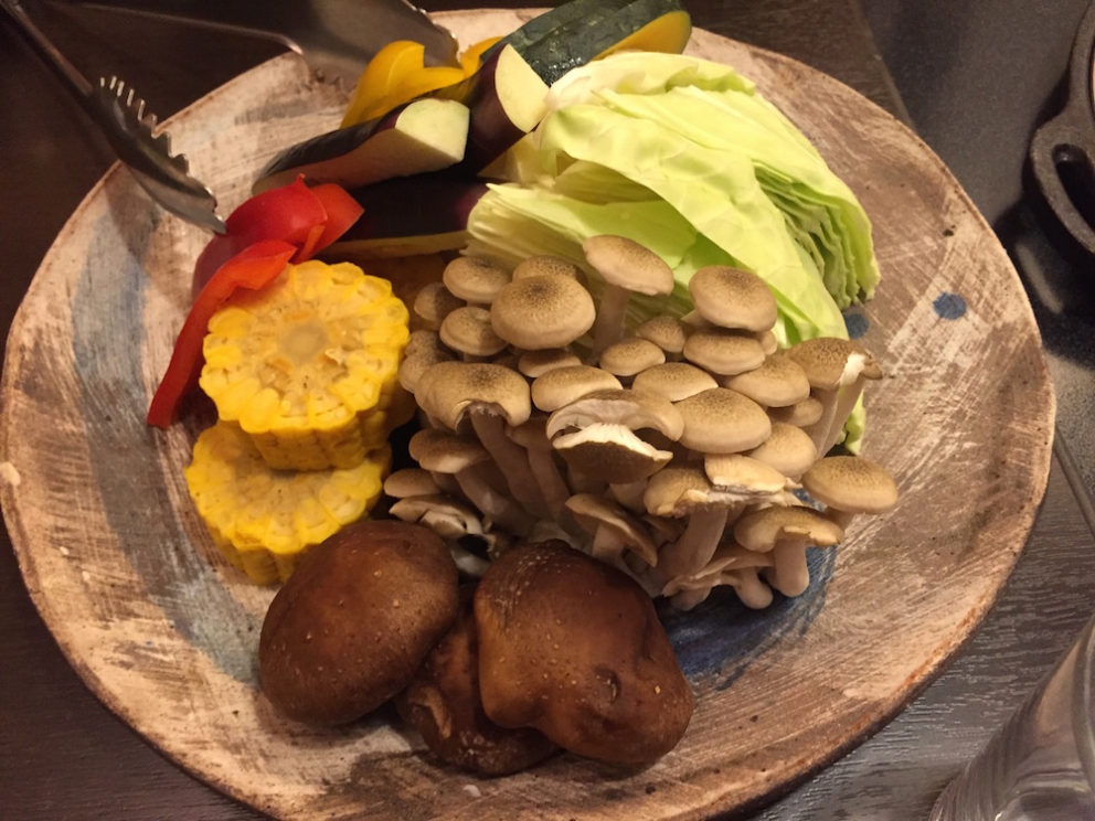 Galleria fotograficaKobe, un milione e mezzo di abitanti, &egrave; la capitale tranquilla della prefettura giapponese di Hyogo, a sua volta inserita nella macro-regione di Kansai, raggiungibile dall&rsquo;aeroporto internazionale di Osaka. Kobe dista da Osaka un&rsquo;oretta di macchina e 23 minuti di Shinkansen, i treni ad alta velocit&agrave; del Giappone. La tratta Kobe-Tokyo, circa 550 chilometri, si percorre in appena 2 ore e mezza
La prefettura di Hyogo - divisa nelle 4 province di Settsu (Kobe), Harima, Tamba e Tajima - unisce due coste: il mare del Giappone e il mare di Seto nel Pacifico a sud. Il suo simbolo &egrave; il castello di Himeji, patrimonio mondiale dell&rsquo;umanit&agrave; Unesco, eretto nel 1601. Tra poche settimane, tutt&rsquo;attorno, cominceranno a fiorire i ciliegi, uno spettacolo molto atteso&nbsp;(foto&nbsp;dronestagr.am)
La fama di Kobe accrebbe nel 1868 quando venne aperto il porto, che oggi dialoga con 500 altri porti di 130 paesi nel mondo. &Egrave; una tappa popolare per le navi da crociera. Kobe &egrave; un centro importante per le industrie pesanti e l&rsquo;acciaio: tra le altre, Kawasaki, Mitsubishi e Toshiba (foto seanews)

&nbsp;
Uno dei poli&nbsp;gastronomici pi&ugrave; vivaci di Kobe &egrave; sotterraneo, nel centro commerciale di Sogo. Decine di isole curatissime, con prodotti gastronomici di ogni genere. In primis, esercizi di patisserie e chocolaterie, una replica perfetta dei modelli francesi
Il pane &egrave; un simbolo importante per la gastronomia di Kobe, per i locali e per gli expat, circa 40mila residenti da tutto il mondo
I macaron, molto popolari nella Kobe bene
Passiamo alle meraviglie della gastronomia giapponese autentica: sempre sotto al centro commerciale Sogo, drappi di tessuto tinti con ideogrammi nascondono gli ingressi di piccole tavole a conduzione familiare, come questo teppanyiaki. Quattro tavoli in tutto, ognuno con piastra, per arroventarsi qualsiasi cosa. Nel nostro caso, soba meshi (noodle fritti con carne) e okonomiyaki, sorta di frittata. Vietato indossare maglioni pregiati
Nel centro di Kobe spunta anche una vivace Chinatown. Sono forti i legami commerciali tra la citt&agrave; giapponese e l&rsquo;isola cinese (con ambizioni irredentiste) di Taiwan
Le relazioni tra Kobe e Taiwan si sono rafforzate anche per un tragico destino comune: le calamit&agrave; naturali. Il terremoto di Kobe del 17 gennaio 1995 provoc&ograve; 6.400 vittime e 40mila feriti, danneggiando oltre 240mila palazzi. Nella foto, la prima sede del ristorante di cucina tradizionale Matsunoya dopo il sisma
Il ristorante Matsunoya &egrave; rinato in una nuova sede. Gli abbiamo dedicato un post
La chiusura del menu kaiseki del Matsunoya: t&egrave; matcha frullato per qualche secondo con canne di bamb&ugrave;, una preparazione molto popolare
Siamo accolti nel quartier generale della prefettura di Hyogo dal governatore in persona, il signor Toshizo Ido (nella foto, a destra). &laquo;Volevamo ringraziarvi anche per la nostra formidabile&nbsp;esperienza all&rsquo;Expo&raquo;, ci ha detto
I vasi di tulipani nel giardino della residenza del governatore di Hyogo
Dove comprare coltelli da cucina a Kobe? Coltelleria Kireaji-no-le, sulla Moto manchi dori, strada popolare per lo shopping
Con la pluri-premiata macelleria Moriya, passiamo al simbolo per cui la citt&agrave; portuale &egrave; famosa nel mondo: la carne di Kobe. Ottenuta da vitelli purosangue Tajima, vengono cresciuti per due anni negli allevamenti di Hyogo. Sulle sue caratteristiche di marmorizzazione abbiamo parlato diverse volte&nbsp;nei giorni di Expo. La curiosit&agrave; che non sapevamo &egrave; che fino al 1868, l&rsquo;anno in cui fu aperto il porto di Kobe, nessuno in citt&agrave; mangiava carne. Furono gli inglesi a insegnare loro l&rsquo;arte della macelleria. Purtroppo non riusciremo a visitare alcun allevamento. La motivazione ufficiale? &laquo;Dovreste stare qui a Kobe per almeno 80 giorni&raquo;, ci hanno spiegato gli interlocutori di Jetro Kobe, &laquo;solo da allora la vostra composizione batterica non risulter&agrave; pi&ugrave; nociva per i nostri bovini&raquo;
La carne di Kobe &egrave; servita in 37 insegne della citt&agrave; (e 300 in tutto il Giappone). Dove andare? Da Kobe Plaisir, al 2-11-5 della Shimoyamate, quartiere Chuo-ku
La lavagna del menu del ristorante Kobe Plaisir, un inno alla carne pi&ugrave; ambita del mondo
Lo chef del teppanyiaki, la spettacolare griglia di Kobe Plaisir
Sul suo vassoio, due meravigliose entrec&ocirc;te di carne di Kobe. Rosolate ai lati, rosse dentro, si squaglieranno in bocca
Impossibile chiedere una tartare di Kobe: vietate
Sulla griglia il ragazzo abbrustolir&agrave; anche cipolle, funghi, melanzane e rape
Comincia il tour lontano da Kobe, a caccia delle altre bont&agrave; della prefettura di Hyogo. Iniziamo dal miso dell&rsquo;azienda centenaria Rokko di Ashya. Se in Italia dici miso, pensi a un prodotto unico. Ma, cos&igrave; come non esiste &ldquo;la birra&rdquo; o il &ldquo;vino&rdquo;, cos&igrave; dobbiamo abituarci a pluralizzare un genere che l&rsquo;Occidente ingenuamente interpreta spesso come singolare. Esistono infinite variet&agrave; di miso, a seconda delle tecniche di lavorazione (bollitura in acqua o a vapore del riso), del tipo di ingredienti utilizzati (riso, ma anche segale o grano, che poi vengono uniti a fagioli neri di soia cotti) e dell&rsquo;arco temporale di fermentazione
A tavola, l&rsquo;impiego del miso non &egrave; limitato, come crediamo in Italia, alla sola zuppa in apertura del pasto (o alla fine delle maratone: gli atleti la bevono subito per sciogliere i muscoli induriti dai chilometri): la letteratura gastronomica giapponese abbonda di marinature di carne e pesce e dessert
Il futuro miso &egrave; messo a fermentare per due anni pressato da massi rocciosi, sotto al pavimento dell&rsquo;azienda Rokko. Questi miso sono pregiati perch&eacute; la loro salinit&agrave; &egrave; molto inferiore rispetto agli stessi simili pi&ugrave; cheap
Asakuro sansho (pepe), messo sotto alcol. &Egrave; uno dei prodotti pi&ugrave; interessanti che abbiamo trovato nella prefettura di Hyogo: lo abbiamo trovato nell&rsquo;entroterra di Yabu, nelle vicinanze di una frequentata pista di sci. Detto anche &ldquo;diamante verde&rdquo;, il suo frutto crudo esprime una marcata nota citrica che anestetizza piacevolmente la lingua per qualche minuto
Il pepe Asakuro si raccoglie nell&rsquo;ultima settimana di maggio, quando tutte le famiglie di Yabu e dintorni &ndash; anziani inclusi &ndash; scuotono 5.500 alberelli, percorsi da una frenetica energia. Longino & Cardenal sta per importarlo in Italia. Scommettiamo fin da ora sul dilagare del prodotto nei menu d&rsquo;autore
Carne di manzo di Tajima al pepe Asakuro con salsa di soia al vino rosso. Sul retro, verdure croccanti. Ci &egrave; stato servito al ristorante&nbsp;La Riviere di Yabu
Un formidabile tris di cr&egrave;me br&ucirc;l&eacute;e, ancora al ristorante La Riviere. L&rsquo;ortodossia del dessert &egrave; solo apparente perch&eacute; ogni tazzina &egrave; spinta da un&rsquo;aromatizzazione speciale: nell&rsquo;ordine da sinistra a destra, t&egrave; matcha, pepe Asakuro e zenzero
Media scatenati con gli ospiti italiani al ristorante La Riviere&hellip;.
&hellip;ci accoglie anche il sindaco di Yabu&hellip;
&hellip;e i risultati arrivano il giorno dopo: con l&rsquo;autore di questo dossier c&rsquo;erano Felice Lo Basso, chef del ristorante Unico di Milano e Riccardo Uleri, ceo di Longino & Cardenal
