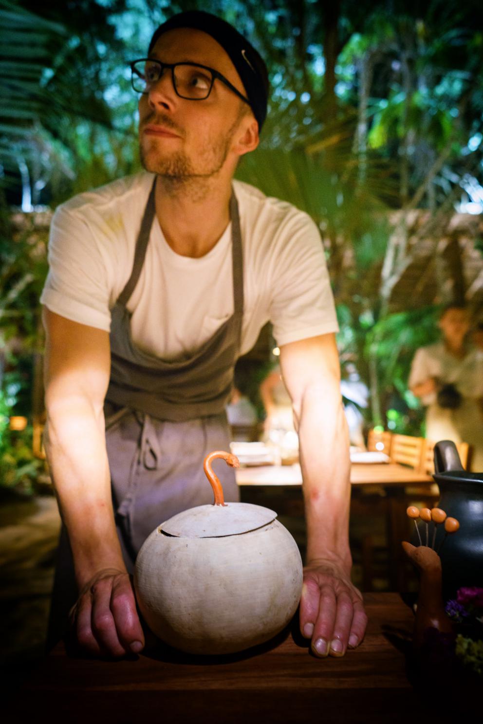 Galleria fotograficaChampagne&nbsp;Louis Roederer&nbsp;2009, Blanc de blancs
Pi&ntilde;uela e tamarindo
Pi&ntilde;uela&nbsp;e tamarindo, da vicino
Vongola regina dal golfo di California
La vongola da vicino
Saluto con pomodori disidratati e chapulines&nbsp;
Brodo freddo di masa con lime e fiori del momento
Mead, birrificio&nbsp;Escollo, stato di&nbsp;Quer&eacute;taro
Cocco giovane e caviale
Vino: Presencia Casual 2014, da uve Semillon,&nbsp;Luis-Antoine Luyt, Cile
Frutta tropicale e Chile de arbol (peperoncino Coda di topo)
Frutta locale
Ceviche di banana e olio di alghe kelp
Alga kelp gigante e michelada di cozze
Taco di spinaci Chaya&nbsp;con ostriche fresche dalla Bahia Falsa (Baja California)
Il taco da vicino
Amber ale del&nbsp;birrificio Cebia,&nbsp;Merida
Zucca grigliata per intero
Una notte sotto le stelle
Tostada con escamoles (larve di formiche)
La tostada da vicino
Birra Golden Sour del birrifico&nbsp;Wendlandt di&nbsp;Ensenada (Messico)
Polpo appena cotto in crosta di sale masa
Il polpo cotto su salsa dzikilpak
Ancora il polpo
Tortillas da Yaxunah
