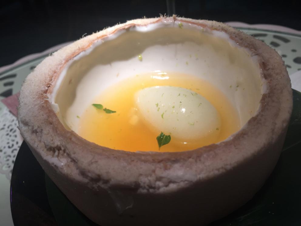 Galleria fotografica






Consommè de garbanzos. Prima che cominci il menu degustazione, viene portata al tavolo una bottiglia di vetro contenente del brodo freddo di ceci (in alto a destra). Ventitrè piatti dopo, alla fine del percorso "salato", verrà versato, in un bicchierino da grappa, del brodo caldo di jamon iberico da una teiera. Sopra ancora, la schiuma del brodo di ceci. Un caldo-freddo speciale (foto @ticketsbar instagram)









Tosta de pollo y anchoa. Primo piatto: toast di pelle di pollo con lisca di acciuga. A lato, una crema di acciughe composta da burro e pasta di acciughe









Olive Gordal. Uno dei simboli della saga Adrià: le olive sono immerse in un liquido d'olio extravergine d'oliva, cannella, buccia di limone e anice stellato. Si tirano su con un cucchiaino forato, si poggiano su una conchiglia di legno a lato e da qui in bocca. Gordal è una varietà dall'Andalusia









Prima preparazione rifinita al tavolo: Polo de almendras









Polo de almendras è uno stecco di gelato al latte di mandorle, spennellato sul posto con olio d'oliva e cosparso con granelle di mandorle, fiori di sambuco e sale. E' servito su un piatto con cubetti di ghiaccio. Dolce(salato) e gelato all'inizio del pasto e non alla fine, uno schema molto Adrià









Coliflor y caviar. Ganache di cavolfiore e caviale russo Schrenkii









Gamba a la sal fría. Gamberi marinati nel tè Lapsang Souchong con zest di bergamotto. Sono serviti su un vassoio con "neve di sale" per ricordare il ghiaccio tipico di un mercato del pesce









Atún con cerezas. Tonno e ciliegia: ventresca di tonno confit in grasso di prosciutto, accompagnata da una ciliegia affumicata (senza nocciolo)









Ceviche de melón cantaloup. Ceviche di melone cantalupo con succo di lime, coriandolo e leche de tigre di kumquat. Servito con kumquat, olio di coriandolo e neve di kumquat. Citrico alla terza









Pizza crujiente. La "pizza" di Tickets: millefoglie di regañà (torta di pane croccante di origini andaluse), stracciatella, bottarga e fichi









Porex de Calix. Marshmallow di dashi ripieno di crema acida e sormontato da caviale di Kalix, uova rosse svedesi di coregone, dalle note dolci ed eleganti









Nigiri de berenjena. Nigiri di melanzana









Cubo de wagyu. Cubo di chips di patata croccante con sopra una tartare di wagyu trattata con olio, sale, senape di Digione, uova e pepe. Una magnifica tapa da circa 2 cm per lato, che ricorda le battute al coltello della tradizione piemontese









Milhojas de atún. Millefoglie di tonno: millefoglie di patata e alga nori. In cima, tartare di tonno leggermente piccante con crema di avocado









Miniairbag de queso. Miniairbag di spuma di formaggio manchego, caviale di nocciola e polvere di buccia di nocciole









Airbaguette de rubia gallega: grissino-baguette vuoto avvolto da fettine di "prosciutto" marinato di rubia gallega, pregiata razza bovina galiziana









Encerradito de buey: involtino di ravioli di avocado con dentro granciporro con maionese di peperoncino chipotle e gelatina di coriandolo. Sotto c'è del pane sardo guttiau, sopra dei semi di chia. Un assaggio cremoso, grasso e vegetale in due bocconi magnifici









Foie y anguila. Foie gras d'anatra di Mitteault ripieno di anguilla avvolta in alga nori









Espardeña con panceta. Cetriolo di mare con la sua pelle fritta e wasabi, sopra una striscia di pancetta di prosciutto Joselito. Forse l'unico punto di domanda









Pulpo crujiente. Octopus tenero in panko (pangrattato giapponese piccante) croccante, accompagnato da cetrioli baby pickled









Cogollo con sorbete. Seconda preparazione rifnita al tavolo: cuore di lattuga accompagnato dal suo sorbetto ghiacciato con zest di rafano









Bogavante. Astice. L'unica non-tapa di tutto il percorso









Arriva il calice col Consommé freddo di ceci che rimane spumoso in cima e, sotto, il brodo caldo di jamon iberico (vedi prima slide)









Ci si alza dal tavolo e si va alla Dolça di Tickets, l'ambiente in cui si chiude il percorso coi dessert (foto elequipocreativo)









L'accoglienza nella Dolça? Una rosa che regge la sfera rosa: lychees e fragola






