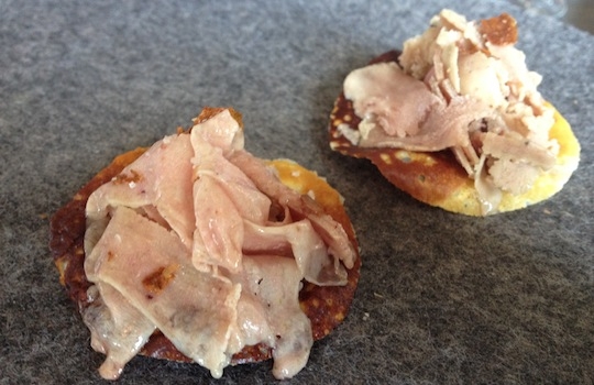 Galleria fotografica






In cammino verso il Noma. Il ristorante è al piano terra del palazzone più a sinistra. Per arrivarci dalla popolare insenatura di Nyhavn (il punto da cui è scattata la foto), occorre fare un bel giro. Ma si notano i lavori per la costruzione di un ponte. Che condurrà dritto all'insegna








Altra prospettiva sul Noma da Nyhavn. Il ristorante galleggia sulla Christianshavn, una delle tante isole artificiali che compongono Copenhagen








Di là del fiume, sulla lunga via che conduce allo spiazzo del Noma








Uno scenario molto tranquillo, di case pastello. Il silenzio è perché vanno tutti in bici













Al massimo si sente rombare qualche scafo








Il vascello davanti al Noma. Oltre a quella danese, sventolano le bandiere di Isole Far Oer e Groenlandia: le loro ambasciate sono nello stesso palazzo del ristorante. Coerenza nordica








Il retro del ristorante. L'80% delle 80 persone che lavorano al Noma viene a lavorare in bici, chef incluso








Dietro al ristorante, un'iscrizione ricorda i passeggeri scomparsi a bordo della danese Hans Hedtoft. Il transatlantico si scontrò il 30 gennaio 1959 contrò un iceberg in Groenlandia. Fu ritrovata solo una cintura di sicurezza
 








L'ingresso del ristorante, al civico 93 di Strandgade








La vista, ingresso alle spalle








Tra l'ingresso e la cucina a vista, spicca un corner di decoro simil-giapponese. A sinistra s'intravede Noma, time and place in Nordic Cuisine, edizioni Phaidon, un testo fondamentale per approfondire tutti i rivoli del Redzepi-mondo. La versione italiana si ordina qui








Una pianta di piccoli agrumi orla la cucina a vista








La porta d'ingresso vista dalla cucina








Le sedie, molto comode, sono anni Sessanta con schienali foderati di pelle di pecora, alcune più morbide di altre








I tavoli sono ampi e senza tovaglie. Attorno prevale il grigio e i colori rustici, sulle travi in legno del soffitto ma anche sulle divise dei ragazzi di sala








La finestra accanto al nostro tavolo








E' lo chef Rene Redzepi a introdurci al pasto: in un vaso di fiori danesi, l'unico pendaglio commestibile è una sorta di carta musica croccante (flatbread) di farina di malto all'aroma di ginepro. Nel piattino in basso, una deliziosa crème fraîche acida per intingerlo








Il flatbread è quello che svetta. "Ma se ci tenete, provate a mangiare anche i fiori", scherza Redzepi. Il cuoco scompare nelle segrete del Noma. Lo ritroveremo solo alla fine del pasto








Tutti i 14 appetizer si mangeranno con le mani. Unica posata, il coltello per tirar su e leccare la crème fraîche da sola (da fare quando tutti gli altri clienti son distratti, però)








Moss and Cep: Muschio di renna con polvere di funghi porcini. E' il corpo bianco, molto saporito ed evanescente, da intingere anch'esso nella crème fraîche
 








Crispy pork skin and black currant: Pelle di maiale croccante e ribes nero, lo strato più esterno. Aspro e croccante








Il ribes nero non ci lascerà prima di molto tempo








Blue mussels and celery: cozze e sedano. Solo due sono quelle buone








La parte inferiore del guscio è commestibile (ancora farina di malto)








Il quinto appetizer è nascosto in una deliziosa scatola di biscotti in latta della tradizione danese (chi non ricorda i Danish butter cookies?)








Cinque tondini, ma solo due "interessanti"








Si chiamano Cheese cookies, rocket and stems, letteralmente Biscotti al formaggio, ruchetta e gambi di erbe aromatiche, un felice snack potenzialmente riproducibile nei nord e nei sud del mondo








Appetizer #6: Potato and duck liver, Patate e fegato d'anatra: le patate croccanti sono in due strati e a mo' di sandwich racchiudono la mousse di fegato. La spolverata è di funghi trombette dei morti, disidratati e polverizzati, una tecnica che troveremo frequentemente








Dried carrot and sorrel, Carote grigliate a fuoco lento per 14 ore, disidratate e servite su polvere di fieno. Si intingono nell'emulsione di acetosella accanto. Un grande piatto perché di inattesa, energica acidità





