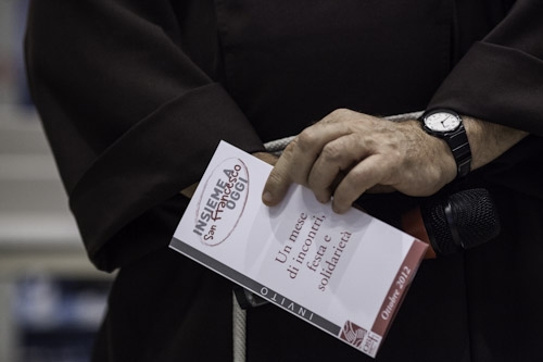 Galleria fotograficaHangar Bicocca, via Chiese 2, Milano. Per la prima volta teatro della presentazione della Guida di Identit&agrave;, &egrave; uno spazio polifunzionale nato nel 2004 dalla riconversione a spazio d&rsquo;arte contemporanea di un ex stabilimento appartenuto alla BredaAperto da gioved&igrave; a domenica, dalle 11 alle 23L'Hangar &egrave; anche HB Kids, programma di attivit&agrave; concepito apposta per i bimbi dai 12 ai 14 anni e le loro famiglie&nbsp;I Sette Palazzi Celesti di Anselm Kiefer, mostra permanente dell'HangarCon le permanenti, anche splendide mostre temporanee come Unidisplay di Carsten Nicolai, a&nbsp;cura di Chiara Bertola e Andrea LissoniSedie in attesa della conferenza di Identit&agrave;Claudio Scavizzi, regista di produzione, Magenta BureauRiunione pre-conferenza: Cinzia Benzi, colonna commerciale di Identit&agrave; Golose e Paolo MarchiAll'accoglienza: Annalisa Bianchi ed Elisa Pella di Magenta BureauClaudio Ceroni, presidente di Magenta Bureau, l'altra met&agrave; di Identit&agrave; GolosePaolo Marchi, l'altra met&agrave; di Identit&agrave; Golose, curatore della GuidaMain sponsorCarlo Cracco, ristorante CraccoOre 10.30, la sala inizia lentamente a riempirsiOre 11, la sala &egrave; gremita. In foto si riconoscono, da sinistra, Lorenzo Cogo, Fabio Pisani,&nbsp;Antonio Santini, Stefania Moroni, Gennaro Esposito, Mario Peqini, Alessandro NegriniTarsia Trevisan, giornalista di Class Life e splendida conduttrice della giornataFabio Barbaglini, da poco al timone della gloriosa Antica Osteria del Ponte di Cassinetta di Lugagnano (Milano)Carlo CraccoLuigi Taglienti, Trussardi alla ScalaChicco Cerea, Da Vittorio a Brusaporto (Bergamo)Anna Maschio, Bonaventura MaschioPadre Maurizio, Opera di San FrancescoGabriele Zanatta, caporedattore della GuidaAndrea Apreda, chef dell'Imago dell'Hotel Hassler e volto di Identit&agrave; New York, 12-14 ottobre prossimiElisabetta Serraiotto, responsabile Marketing & Comunicazione del Consorzio Grana Padano tra Claudio Ceroni e Paolo MarchiAl centro, Beniamino Nespor ed Eugenio Roncoroni de Al Mercato, MilanoSilvio Salmoiraghi dell'Acquerello di Fagnano Olona (Varese), Sorpresa dell'annoFederico De Cesare Viola, giornalista dell'annoMauro Mattei del Piazza Duomo d'Alba (Cn), Sommelier dell'annoAlessandro Pipero, Pipero al Rex, Roma, ma&icirc;tre dell'annoMezzo Christian Milone...... e l'altro mezzo del premio Birra in Cucina 2013Antonia Klugmann e Antonino Cannavacciuolo, migliore cuoca e miglior cuoco 2013Alice Delcourt dell'Erba Brusca di Milano,&nbsp;fresca vincitrice del Cous Cous Fest a San Vito Lo Capo (Trapani)Manuela Popolizio, spalla di Helmut K&ouml;cher del Merano Wine Festival (prossima edizione: 10-12 novembre 2012) e del Milano Food and Wine Festival (9-11 febbraio 2013)Alessia Magistroni, general manager dell&rsquo;Hangar BicoccaAimo Moroni, Il Luogo di Aimo e NadiaIn prima fila da sinistra, Aldo Palaoro, Comune di Milano, Sara Peirone di Lavazza, Marco Barbieri di Acqua Panna/S.Pellegrino, Alfredo Pratolongo di Heineken Italia ed Elisabetta Serraiotto, Consorzio Grana PadanoIrrompe Gennaro Esposito, Torre del Saracino di Vico Equense (Napoli)Da sinistra, Fumiko, Gennaro Esposito e Salvatore La Ragione de La Torre del Saracino (quest'ultimo premiato Sous chef dell'anno) con&nbsp;Carlo Mogolino di Torre RosazzaMario Peqini, pasticciere dell'anno, Aimo e Nadia, solleva una maglietta con la bandiera del suo paese: AlbaniaAntonia Klugmann, cuoca dell'anno con Daria Abbondi di Magenta BureauHigh five Marchi-CannavacciuoloCannavacciuolo appone il suo ditone