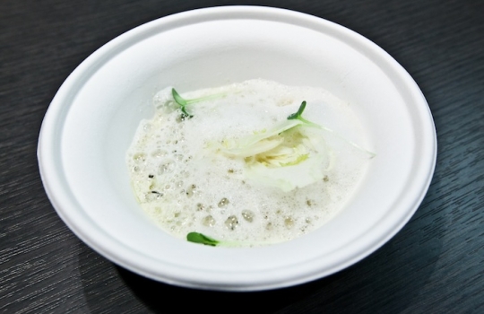 Galleria fotograficaCoda fuori dallo showroom Agape, via Statuto 12, per il piatto di Andrea BertonIl piatto di Berton:&nbsp;Focaccia di Recco con controfiletto di manzo crudo e composta di pomodoro piccanteAndrea BertonArclinea, corso Monforte 28: si preparano i fratelli&nbsp;Christian e Manuel Costardi, cuochi del ristorante Cinzia di VercelliL'imbuto di metallo per infilare il risotto nel barattolo warholiano. Alle spalle di Christian Costardi, Giulia Corradetti di Magenta BureauCostardi&rsquo;s tomato rice (omaggio a Andy Warhol)Manuel e ChristianLa gente godeCesar in via Larga 23, presidiato da&nbsp;Giovanni Ruggieri del ristorante RefettorioGiovanni Ruggieri con la sua&nbsp;Crema di patate con tarassaco all&rsquo;aceto di moscato, asparagi e salsa al crescioneGiovanni RuggieriTutti da Dada in via Larga, angolo piazza Santo Stefano, per&nbsp;Fabio Pisani e Alessandro Negrini di Aimo e NadiaFabio PisaniSpaghetti di Benedetto Cavalieri in cous cous con mozzarella di bufala campana, pomodori pugliesi &ldquo;al filo&rdquo; e profumo di limoni della CostieraLa granelle di cous cous &egrave; ricavata da spaghettoni frullati a crudoDa De Longhi, via Borgogna 8, c'&egrave; Alice Delcourt dell'Erba BruscaAlice DelcourtUltimo giro d'olio per il&nbsp;Cous cous speziato con erbe aromatiche, albicocche e zuccaMatteo Torretta ha cucinato allo Scavolini Store di piazza MissoriA destra Matteo Torretta, chef de Al V Piano di MilanoSotto al minipimer,&nbsp;Finto risotto di finocchi al sentore di sambuca