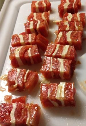 Galleria fotografica






Un'installazione eloquente al primo piano di Casa Puddu. La struttura in cui è inserito il ristorante ospita al primo piano una serie (molto mutevole) di opere d'arte di giovani artisti








La cantina dei vini del S'Apposentu ospita anche un numero notevole di forme di formaggio di varie stagionature (pecorino, soprattutto)








L'orto inserito nel complesso di Casa Puddu. E' il vero regno di Roberto Petza, che troverete molto abbronzato non certo perché se ne va al mare: trascorre ore a curare ortaggi e germogli da lui stesso piantati








Casa Puddu dall'esterno. Il complesso, risalente a inizio Novecento e ristrutturato di recente, offre un bell'esempio di liberty sardo (anzi campidanese, anzi della Marmilla) 








Galline razzolano nell'aia ricavata in un fazzoletto di Casa Puddu. Ve le ritroverete nel piatto in forma di brodo o carne (se non ci pensano prima le volpi del circondario, che vengono spesso a far strage di notte)








Gamberi con liquirizia e insalata estiva, entrée fresca e balsamica in carta al S'Apposentu








Zuppa con uova delle nostre galline, crema di patate, cipolle e tartufo scorzone di Nurallao








Ravioli di melanzane affumicate, tartufo scorzone e pecorino, una sintesi di proporzioni calibrate tra contenuto, contenitore e condimento








Maialino brado cotto nel fumo di mirto con salsa alla malvasia e patate affumicate: disossato, passato in padella, messo nel Roner 8 ore e poi ancora passato in padella. Carne molto tenera








Puistéris della cantina sociale Il Nuraghe, un bell'esempio di Semidano del Campidano Doc








Il viticoltore Pietro Lilliu tra le vigne della sua azienda in Marmilla








Dalle vigne della Cantina Lilliu di Ussaramanna esce anche il Dicciosu, un convincente Cannonau








I protagonisti nella "Cena del bosco", concertata in apertura del festival di Siddi Appetitosamente. Da sinistra si riconoscono 3 dei 4 autori (il quarto è lo stesso Petza): Emanuele Serra del Liit di Bangkok (Tailandia), Angelina Anyango Opondo del St. Kizito di Nairobi (Kenia) e Stefano Deidda del Corsaro di Cagliari. Un successone per 130 fortunati commensali





