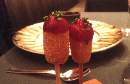 Galleria fotograficaLatte fermentato, Birra Moretti Grand Cru e pera salata
Il primo amuse-bouche &egrave; l&rsquo;embrione di una futura pietanza, nonch&eacute; un gi&agrave; discreto quadro di follia apreana: il latte &egrave; fatto fermentare a 40&deg;C per 4 giorni, la birra ridotta con agar agar e la pera salata, prevalente al gusto, &egrave; il lavoro su due testure (centrifugata e cruda). Partenza lanciata