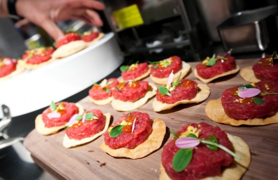 Galleria fotograficaCoda fuori dallo showroom Agape, via Statuto 12, per il piatto di Andrea Berton