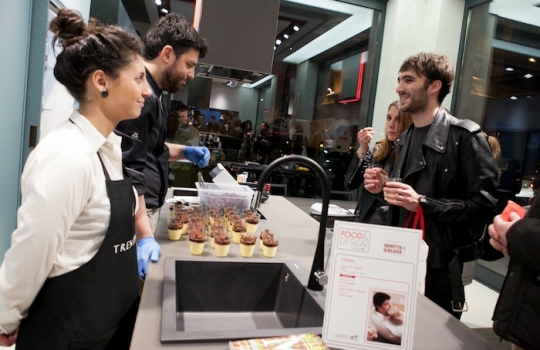 Galleria fotograficaCoda fuori dallo showroom Agape, via Statuto 12, per il piatto di Andrea BertonIl piatto di Berton:&nbsp;Focaccia di Recco con controfiletto di manzo crudo e composta di pomodoro piccanteAndrea BertonArclinea, corso Monforte 28: si preparano i fratelli&nbsp;Christian e Manuel Costardi, cuochi del ristorante Cinzia di VercelliL'imbuto di metallo per infilare il risotto nel barattolo warholiano. Alle spalle di Christian Costardi, Giulia Corradetti di Magenta BureauCostardi&rsquo;s tomato rice (omaggio a Andy Warhol)Manuel e ChristianLa gente godeCesar in via Larga 23, presidiato da&nbsp;Giovanni Ruggieri del ristorante RefettorioGiovanni Ruggieri con la sua&nbsp;Crema di patate con tarassaco all&rsquo;aceto di moscato, asparagi e salsa al crescioneGiovanni RuggieriTutti da Dada in via Larga, angolo piazza Santo Stefano, per&nbsp;Fabio Pisani e Alessandro Negrini di Aimo e NadiaFabio PisaniSpaghetti di Benedetto Cavalieri in cous cous con mozzarella di bufala campana, pomodori pugliesi &ldquo;al filo&rdquo; e profumo di limoni della CostieraLa granelle di cous cous &egrave; ricavata da spaghettoni frullati a crudoDa De Longhi, via Borgogna 8, c'&egrave; Alice Delcourt dell'Erba BruscaAlice DelcourtUltimo giro d'olio per il&nbsp;Cous cous speziato con erbe aromatiche, albicocche e zuccaMatteo Torretta ha cucinato allo Scavolini Store di piazza MissoriA destra Matteo Torretta, chef de Al V Piano di MilanoSotto al minipimer,&nbsp;Finto risotto di finocchi al sentore di sambucaLa spuma &egrave; di sambucaMatteo TorrettaDa Valcucine, corso Garibaldi 99, c'&egrave; il Ratan&agrave; di MilanoCesare Battisti, boss del Ratan&agrave;Il Risotto con verdure e erbe di primavere fresche, cotte e croccanti di BattistiTutti insieme appassionatamentePaolo MarchiOttava tappa: Febal, via Fatebenefratelli