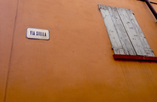 Photogallery






 
Modena’s colonnades, 186 thousand inhabitants and 3 restaurants with at least one Michelin star: Hostaria del Mare (1), Erba del Re (1) and Osteria Francescana (3 stars), our destination
 








Yellow and red tones prevail








The city still bears the signs of the May 2012 earthquake. On May 4th 2013, the day of our visit, a 3.8 magnitude earthquake was registered





