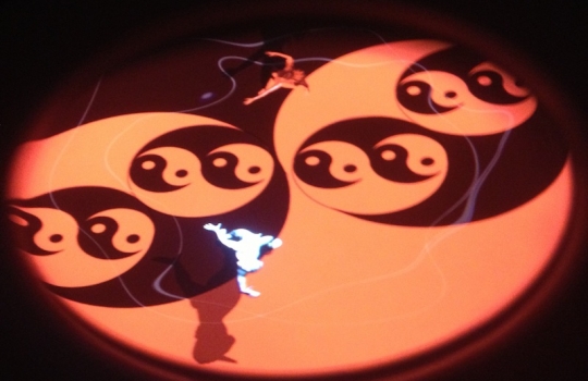 Galleria fotografica






Le prove generali








Prove del primo atto: al centro, il Bonsai di pica-pica


















Comincia la nostra esperienza: occhio all'indirizzo del centro Arts Santa Monica








Fuori staziona il van di Girona con tutto il nécessaire commestibile








Dentro, la targa coi ringraziamenti a tutti coloro che hanno lavorato al progetto








Per arrivare al set dell'opera si attraversa una mostra che proietta in oblò teaser coi motivi anticipatori di quel che troveremo dentro





