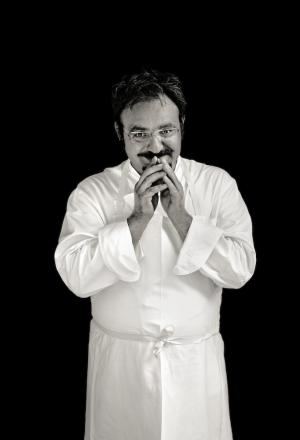 Photogallery






Lo staff del Celler de Can Roca di Girona in pellegrinaggio in pausa pranzo in direzione Can Roca, il ristorante di Monsterrat Fontanè, mamma di Joan, Josep e Jordi Roca. "Per me", spiega la signora nel libro di Jörgensen, "è come cucinare per un'unica grande, felice famiglia allargata" (foto PAJ/Phaidon)





