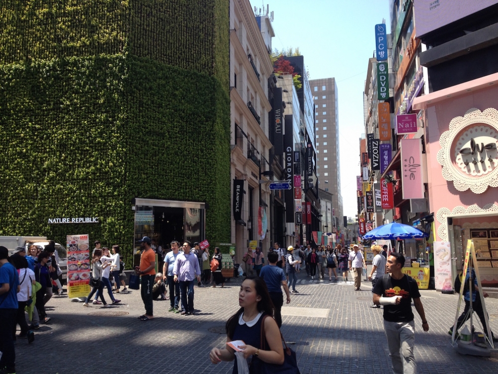Galleria fotografica






Panoramica dal 32mo piano del Lotte Hotel di Seul. La capitale della Corea del Sud (che i locali pronunciano "sol"), con 10 milioni di abitanti (25 considerando tutta la proncia di Gyeonggi) è tra le città più popolose al mondo






