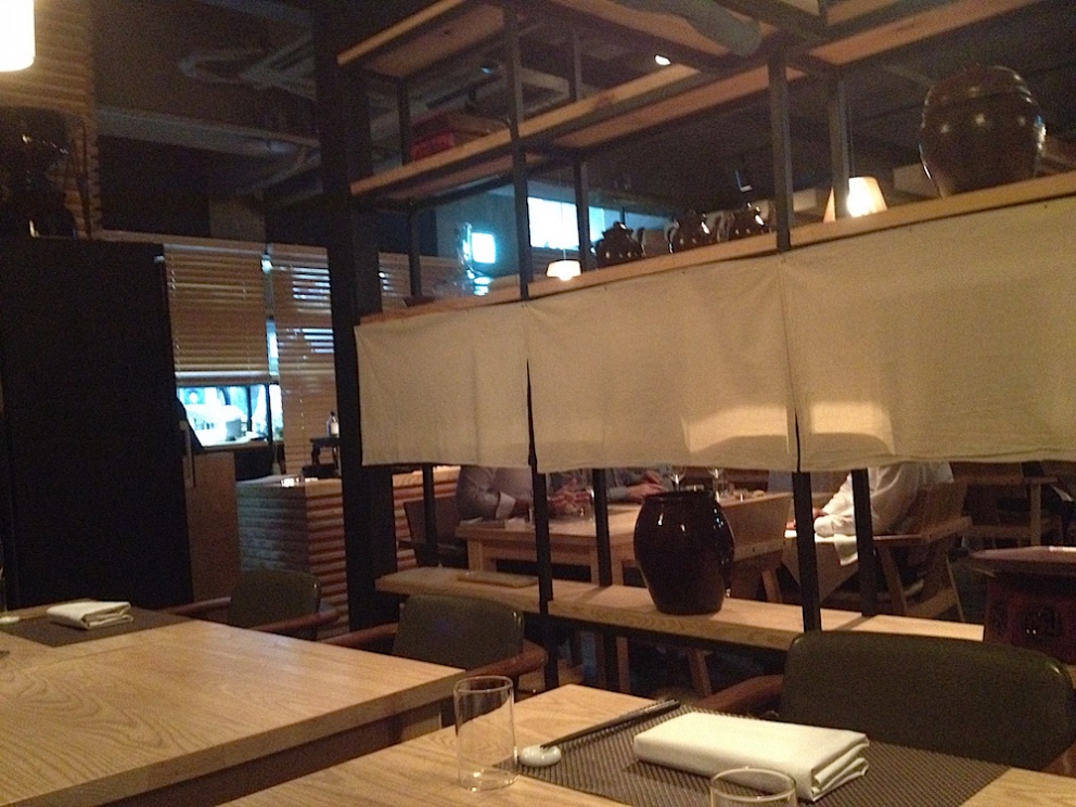 Galleria fotografica






Panoramica dal 32mo piano del Lotte Hotel di Seul. La capitale della Corea del Sud (che i locali pronunciano "sol"), con 10 milioni di abitanti (25 considerando tutta la proncia di Gyeonggi) è tra le città più popolose al mondo








Sfigurata nel Novecento dai Giapponesi (prima parte del secolo) e dalla guerra di Corea (1950-1953), oggi Seul ha un aspetto moderno, piuttosto occidentale








Con decine di milioni di turisti all'anno, Seul è tra le 10 città più visitate al mondo. Nella foto, una delle attrazioni più viste in città: il Dongdaemun Design Plaza, progettato da Zaha Adid e Samoo e completato nel marzo del 2014
 








A passeggio per il quartiere di Myeongdong, molto frequentato anche per l’alta concentrazione di ristoranti








Il viaggio era cominciato bene: tra le opzioni commestibili sui voli di Korean Air c’è proprio una squisita Bibimpap, con tanto di foglietto illustrativo








Bancarelle all’ingresso del mercato Namdaemun, tra i più popolari di Seul. Chiunque può andare e comprare; non occorrono licenze








Namdaemun, trippa a mollo








L’affitto di una bancarella al Namdaemun costa circa 2.000 dollari americani al mese, ma consente un ricavo medio mensile di almeno il doppio








Cozze giganti, molto popolari sulle tavole coreane








I mercati sono sterminati, molto puliti e per nulla caotici








All’interno del mercato, c’è anche un ristorante molto spartano e molto buono. Serve di tutto: hoe (pesce crudo), kimchi (verdure fermentate), guk tang (zuppe), bibimpap…








Baek kimchi: cavolo stufato con rape bianche, pere, prezzemolo coreano. Talvolta è servito anche con le castagne








Scodella di Bibimbap








Uova di quaglia bollite, aglio e edamame








A chiusura del pasto, ecco una bella zuppa fumante (erano le 8 del mattino)








Zuppa di alghe e merluzzo








Mingles, sulla Cheongdam-dong nel quartiere di Gangnam-gu, è l’indirizzo più interessante di cucina coreana contemporanea. L’ha aperto poco più di un anno fa Mingoo Kang, tornato a casa dopo esperienze da Martin Berasategui e da Nobu Bahamas





