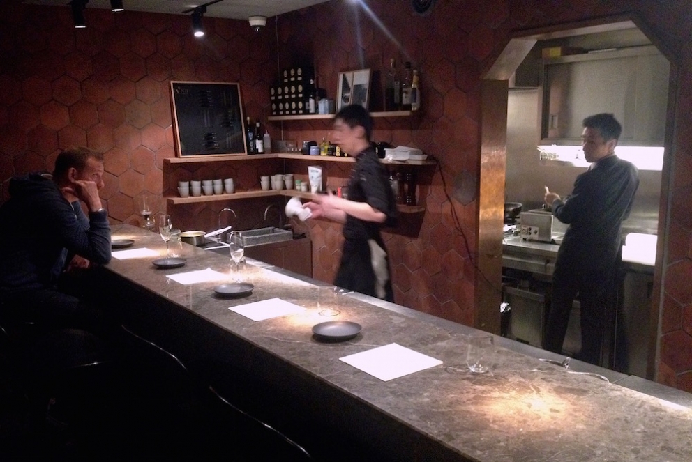 Galleria fotografica






Panoramica dal 32mo piano del Lotte Hotel di Seul. La capitale della Corea del Sud (che i locali pronunciano "sol"), con 10 milioni di abitanti (25 considerando tutta la proncia di Gyeonggi) è tra le città più popolose al mondo








Sfigurata nel Novecento dai Giapponesi (prima parte del secolo) e dalla guerra di Corea (1950-1953), oggi Seul ha un aspetto moderno, piuttosto occidentale








Con decine di milioni di turisti all'anno, Seul è tra le 10 città più visitate al mondo. Nella foto, una delle attrazioni più viste in città: il Dongdaemun Design Plaza, progettato da Zaha Adid e Samoo e completato nel marzo del 2014
 








A passeggio per il quartiere di Myeongdong, molto frequentato anche per l’alta concentrazione di ristoranti








Il viaggio era cominciato bene: tra le opzioni commestibili sui voli di Korean Air c’è proprio una squisita Bibimpap, con tanto di foglietto illustrativo








Bancarelle all’ingresso del mercato Namdaemun, tra i più popolari di Seul. Chiunque può andare e comprare; non occorrono licenze








Namdaemun, trippa a mollo








L’affitto di una bancarella al Namdaemun costa circa 2.000 dollari americani al mese, ma consente un ricavo medio mensile di almeno il doppio








Cozze giganti, molto popolari sulle tavole coreane








I mercati sono sterminati, molto puliti e per nulla caotici








All’interno del mercato, c’è anche un ristorante molto spartano e molto buono. Serve di tutto: hoe (pesce crudo), kimchi (verdure fermentate), guk tang (zuppe), bibimpap…








Baek kimchi: cavolo stufato con rape bianche, pere, prezzemolo coreano. Talvolta è servito anche con le castagne








Scodella di Bibimbap








Uova di quaglia bollite, aglio e edamame








A chiusura del pasto, ecco una bella zuppa fumante (erano le 8 del mattino)








Zuppa di alghe e merluzzo








Mingles, sulla Cheongdam-dong nel quartiere di Gangnam-gu, è l’indirizzo più interessante di cucina coreana contemporanea. L’ha aperto poco più di un anno fa Mingoo Kang, tornato a casa dopo esperienze da Martin Berasategui e da Nobu Bahamas








Mingoo Kang propone un solo menu degustazione da 88.000 won (circa 70 euro). Ognuno dei piatti contiene sempre un elemento fermentato








Mingles esprime un approccio creativo fondato però sulle salse fermentate, pilastro della cucina coreana tradizionale: cho (aceto), gan-jang (salsa di soia), gochu-jang (pasta molto piccante di peperoni rossi, fagioli di soia bolliti e sale), doen-jang (pasta di fagioli di soia), erbe e spezie








Composizione iniziale di amuse bouche. Da sinistra a destra: Polpo, foglia di senape e pasta di aioli fermentata; Gelatina di bacche omija, zuppetta di asparagi bianchi, mirtilli e spuma di aceto nero e Pera arrotolata nella sogliola (salsa di gochu jang marinata nello yuzu), uva e peperoncino








Sandwich di fegato di rana pescatrice in sfoglia di miele su chip di funghi








Insalata di noodle di riso con senape coreana, spuma di tofu, alghe marinate, abalone e aragosta








Torchon di foie gras marinato nel doen jang (pasta di fagioli di soia), vino di prugne dorate corane e kimchi bianco








Branzino al vapore con calamari mignon brasati in cima e alga combu, brodo di alghe, granchio e kimchi bianco








Cracker di alghe e tapioca con polvere di tartufo, uova di salmone, melanzana e purea di mango








Noodle di umami (capelli d’angelo, pasta di alghe e inchiostro di seppia), brodo di pollo e pesce, spuma di lemongrass, ricci di mare, ostriche fritte e gambero








Per dessert, Crème brulee di jang tro, pican di gan-jang, gochu-jang, gelato alla vaniglia e spuma di whisky








La squadra del ristorante Mingles fa festa a fine cena coi colleghi dell’Osteria Francescana. Al centro, Massimo Bottura, presenza illustre del Seoul Gourmet Festival (leggi qui)








Al centro, Vivian Han, patron del ristorante Congdu, uno dei più quotati in città, il posto ideale esperire la doppia anima della cucina coreana, tra la tradizione e una avanguardia moderata. Con lei si riconoscono lo chef Hwan Eui Lee e Chris Kwon, regista di sala (foto David Rosengarten)








The bella veranda del ristorante Congdu, indirizzo 116-1 Deoksu Palace








Spalla di maiale Jeju cotta in bassa temperatura per 48 ore con gimchi invecchiato








Carpaccio di manzo con 3 tipi di salsa di soia stagionata, caviale e insalata di fiori








Il cocktail più noto del Congdu: makgeolli di fagioli neri e ginseng rosso invecchiato 6 anni








AND dining, il ristorante di Jinmo Jang, si trova sulla Hannam-dong, quartiere di Yongsan-gu, quartiere vivace ad alto tasso hispter nella periferia meridionale della città. Si accede al ristorante di fine dining da una porticina, dopo aver passato una caffetteria da colazione





