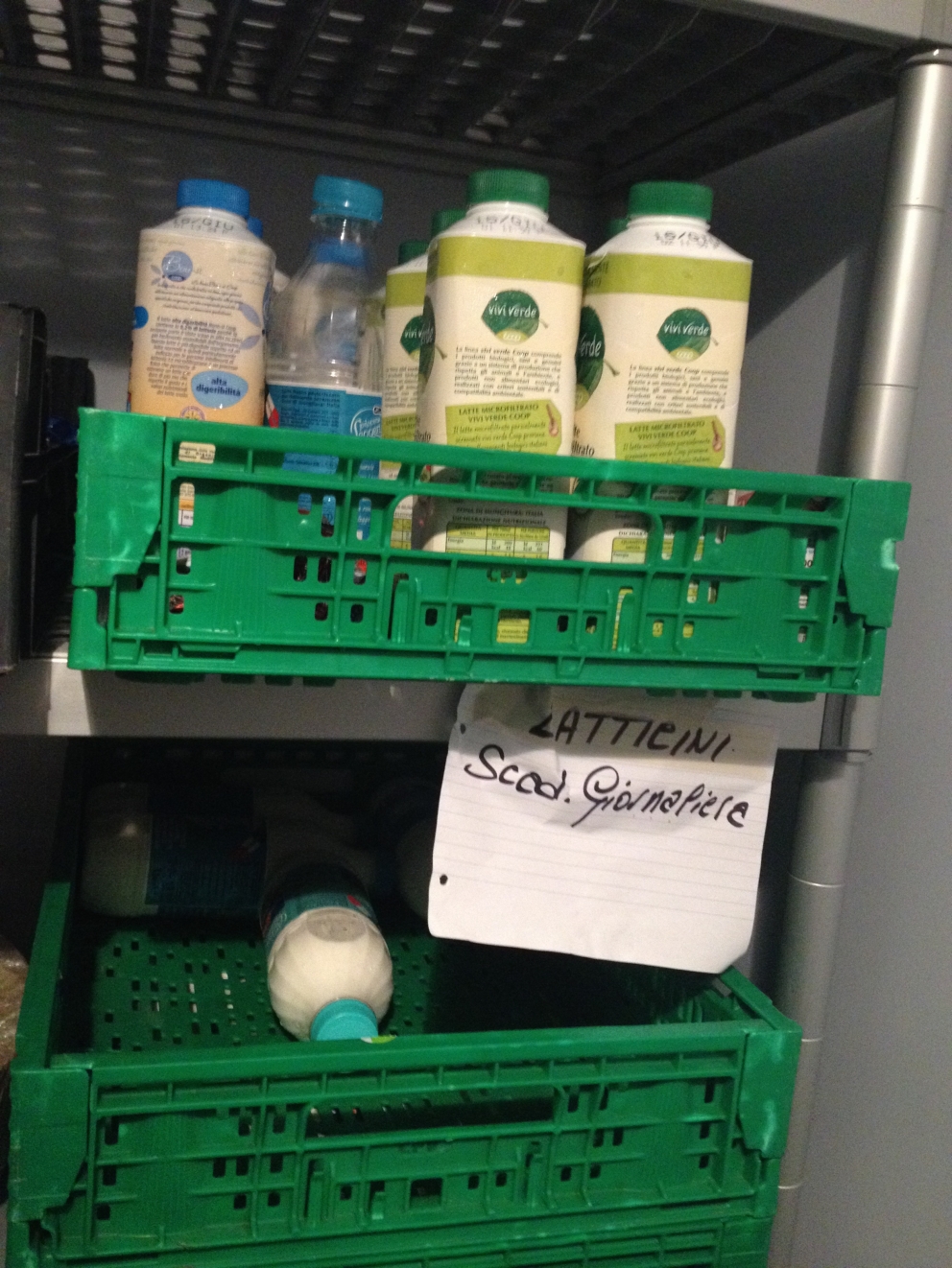 Galleria fotografica






PENSIEROSO. Ore 16.30 Massimo Bottura riflette in piazzale Greco prima del servizio





