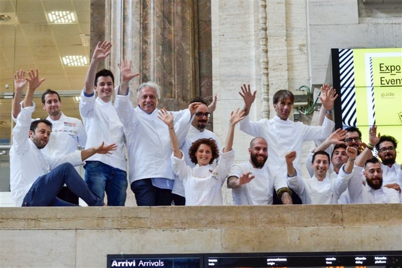 Galleria fotograficaLa presentazione di "100 chef x 10 anni": il microfono a Claudio Ceroni, patron MAGENTAbureauPaolo Marchi con Massimo BotturaGli chef affacciati alla balconata della Stazione Centrale di Milano