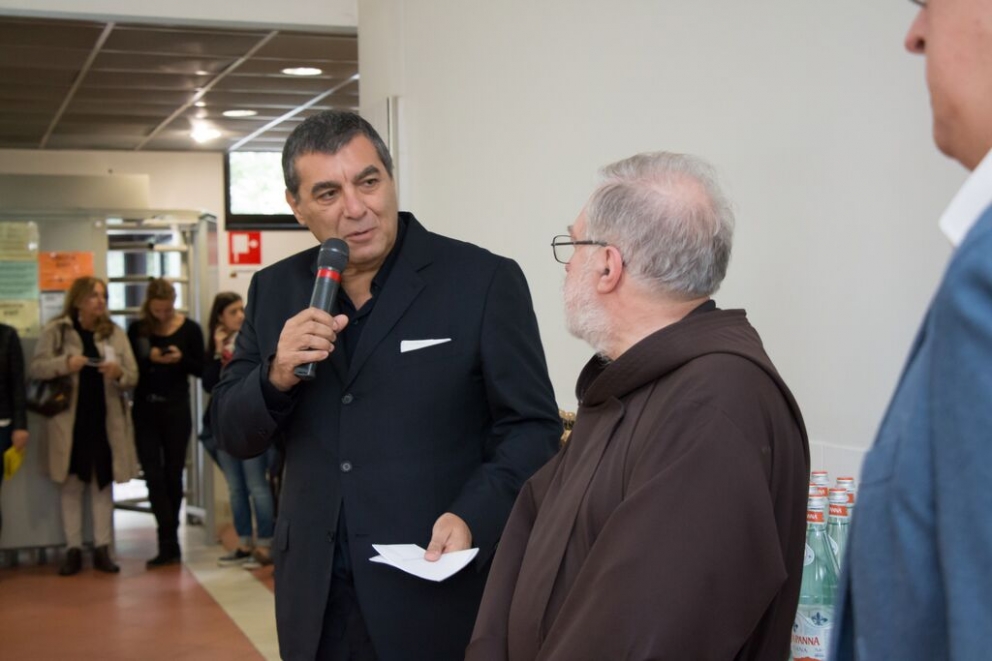 Galleria fotografica"Grandi cuochi all'opera" &egrave; la quinta edizione di un evento benefico concepito da Identit&agrave; Golose. Il tema di fondo cambia ogni anno: quest'anno era&nbsp;"Il mondo a tavola a Milano"
&nbsp;Cesare Battisti del Ratan&agrave;, unico chef italiano presenteIl pane di Massimo Grazioli: avanzato, imbustato e regalato agli ospitiVictoire Goulubi, cuoca congolese da anni a MilanoJuan Lema, Trattoria Mirta, cuoco uruguaiano che lavora nel silenzio&nbsp;Focaccia mortadella e mela di BattistiBattisti con Samuele MaioBattisti, Goulubi, IchikawaHaruo Ichikawa di IyoGuoqing Zhang, Bon WeiGuoqing Zhang e&nbsp;Chiara Wang Pei,&nbsp;Bon WeiNutrito il plotone di sponsor che ha voluto dare una mano alla rassegna:&nbsp;Grana Padano, Consorzio Italia del Vino,&nbsp;Birra Moretti, Acqua Panna e S.Pellegrino, caff&egrave; Lavazza190 posti a sedere. Tutto esaurito