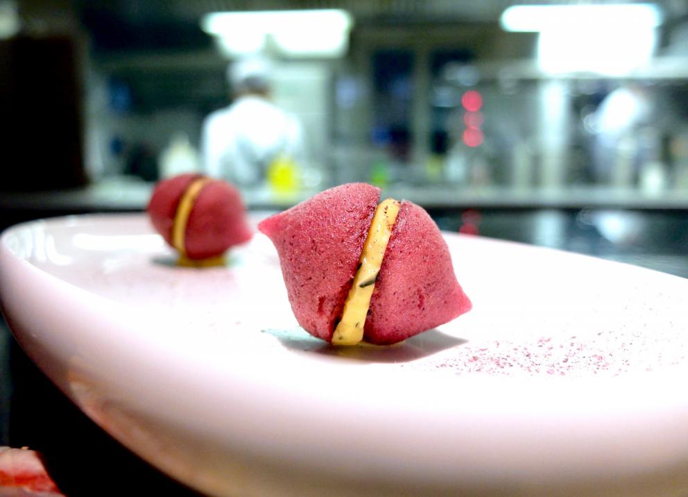 Photogallery






A new Lorenzo Cogo at the new El Coq, since July 2016 in the heart of Vicenza









At the entrance, the Carlton library by Ettore Sottsass, a great designer, founder of the  Memphis Group. In fact, it is entirely made in sugar, the work of artist Marco Chiurato

 









We get to the first floor: the perspective at the entrance recalls the depth of Palladio’s works









The elegant dining room









Precious cutlery by Giò Ponti for Sambonet. Everything is studied: the colour of the tablecloth is inspired by the roof of the Basilica Palladiana









The view from the dining room...









...and from the kitchen









Let’s start: Cherry tomato, angustura, vegetable jus. All the photos of the dishes are by Tanio Liotta






