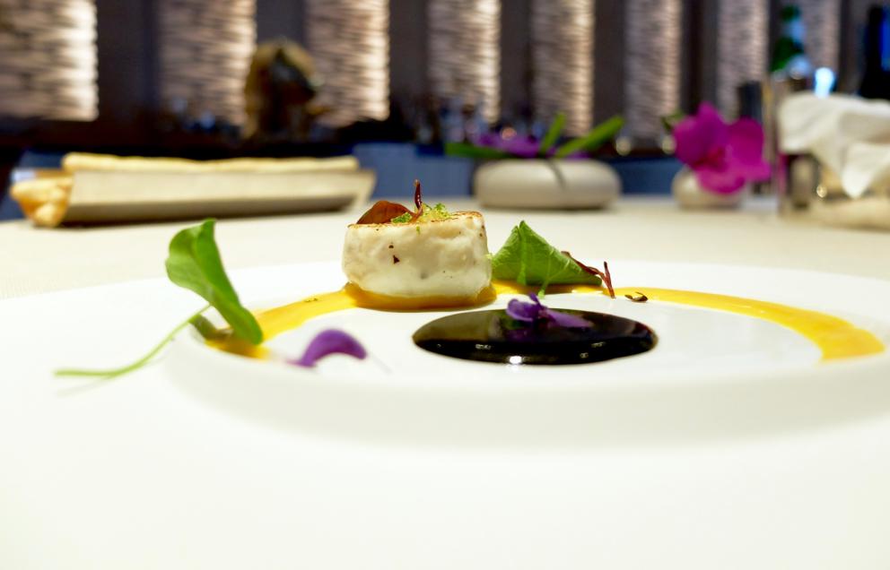 Galleria fotograficaUn pranzo spettacolare grazie a Michela ed Emanuele Scarello. Lo raccontano gli scatti di Tanio Liotta. S'inizia con gli appetizer: Sfera di zucchine trifolate e gel di menta, Cono di insalata russa e farina di ceci, Cialda di fagioli, lenticchie e amaranto e patate di Godia, Spugna di erbe verdi e cipolla fondente, Meringa al formaggio soffiato, Croccante di pistacchi, Grana Padano e caff&eacute;. E ancora: prosciutto crudo San Daniele Dall'Ava, grissini di polenta, ricotta fresca con erba cipollina
Gocce di cipolla con siero di latte, aglio orsino e caviale: piatto insieme delicato e di classe
