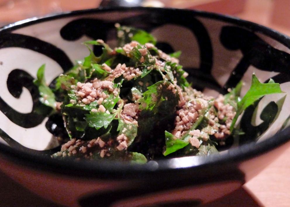 Galleria fotografica






Bellissima cena da Milone negli scatti di Tanio Liotta. Si inizia con un Tris di antipastini all'italiana, l'abbinamento è con una camomilla calda (!). Qui Cocktail in salsa Aurora… 30 anni dopo, ossia il cocktail di gamberi senza gamberi: tapioca, salsa rosa, uova di pesce volante e di trota, lattuga scondita. Gran livello






