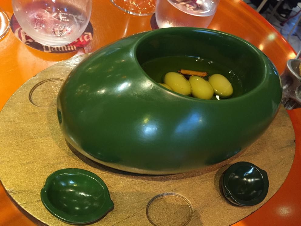 Galleria fotografica






Consommè de garbanzos. Prima che cominci il menu degustazione, viene portata al tavolo una bottiglia di vetro contenente del brodo freddo di ceci (in alto a destra). Ventitrè piatti dopo, alla fine del percorso "salato", verrà versato, in un bicchierino da grappa, del brodo caldo di jamon iberico da una teiera. Sopra ancora, la schiuma del brodo di ceci. Un caldo-freddo speciale (foto @ticketsbar instagram)









Tosta de pollo y anchoa. Primo piatto: toast di pelle di pollo con lisca di acciuga. A lato, una crema di acciughe composta da burro e pasta di acciughe






