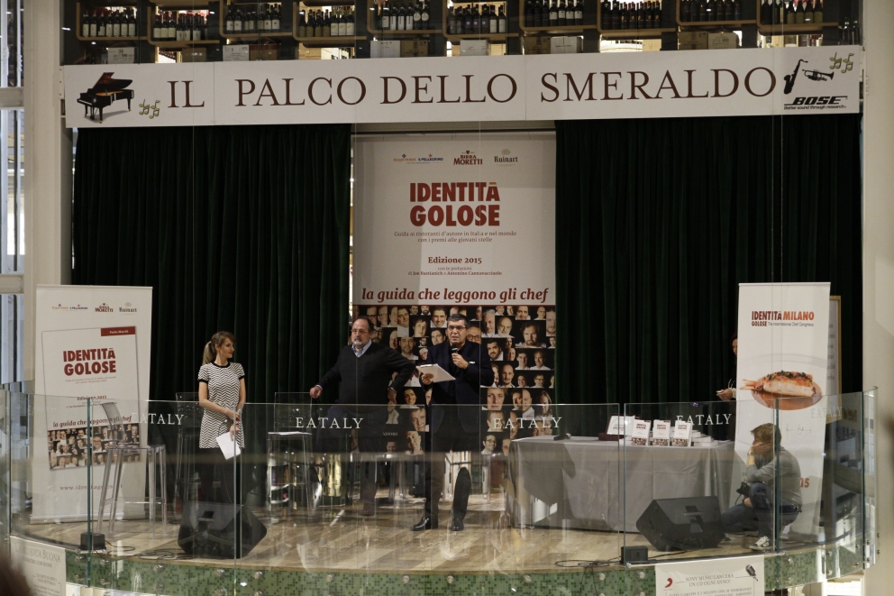Galleria fotograficaEataly Smeraldo di Milano gremito per la presentazione della guida Identit&agrave; Golose 2015.