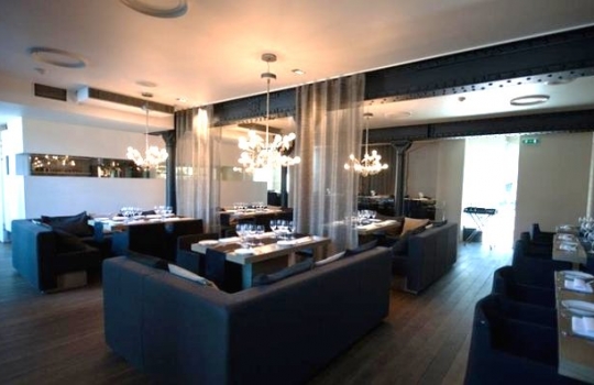 Galleria fotografica






Grande poco più della Svizzera, l'Estonia è la più settentrionale delle Repubbliche Baltiche. E' entrata nell'Ue nel maggio 2004 e, da gennaio scorso, adotta l'euro come moneta unica. Il 10% del suo territorio è composto da isole e isolotti (in tutto, 1.520)








<p>Tallinn, capitale dell'Estonia, ha 400mila abitanti circa, più o meno come Firenze. Nota come "città della pietra calcarea", la cinta muraria della complesso medioevale misura 2 km e conta su 26 torri. Uno spasso girare per i viottoli, specie nei giorni di sole</p>








Il più illustre cuoco della nazione è Dimitri Demjanov, co-autore del libro in foto, accademico dell'Estonian Culinary Institute nonché coach della delegazione nazionale estone in concorso agli ultimi Bocuse D'Or. Tecnica francese e fascinazioni scandinave contemporanee (Renè Redzepi, Claus Meyer...), si batte per la crescita gastronomica del Paese: «fino a due anni fa nessuno qui sapeva nulla sulla stagionalità dei prodotti...», spiega








Il ristorante Gloria di Dimitri Demjanov in centro a Tallinn. All'interno, un complesso di cunicoli scavati nelle mura della città, 2mila etichette esposte e una sala in cui assaggiarre piatti classici di stampo russo/francese come Aringhe alla Romanov o Scaloppe di foie gras. Per una cucina più contemporanea, rivolgersi all'Egoist, altra insegna di proprietà. Il nome tradisce l'inclinazione all'ego-riferimento del suo proprietario








La Sogliola del Gloria di Tallinn, impeccabile nella sua classicità (e non nella luce dello scatto, ahinoi)








Pane di segale, aringhe, patate, carne di maiale affumicata, merluzzo, grandi marinature per preservare gli alimenti nella rigidità dell'inverno. Sono i pilastri della cucina estone nel racconto di Dimitri Demjanov





