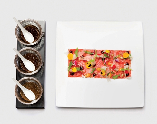 Galleria fotografica






Panoramica dal 32mo piano del Lotte Hotel di Seul. La capitale della Corea del Sud (che i locali pronunciano "sol"), con 10 milioni di abitanti (25 considerando tutta la proncia di Gyeonggi) è tra le città più popolose al mondo








Sfigurata nel Novecento dai Giapponesi (prima parte del secolo) e dalla guerra di Corea (1950-1953), oggi Seul ha un aspetto moderno, piuttosto occidentale








Con decine di milioni di turisti all'anno, Seul è tra le 10 città più visitate al mondo. Nella foto, una delle attrazioni più viste in città: il Dongdaemun Design Plaza, progettato da Zaha Adid e Samoo e completato nel marzo del 2014
 








A passeggio per il quartiere di Myeongdong, molto frequentato anche per l’alta concentrazione di ristoranti








Il viaggio era cominciato bene: tra le opzioni commestibili sui voli di Korean Air c’è proprio una squisita Bibimpap, con tanto di foglietto illustrativo








Bancarelle all’ingresso del mercato Namdaemun, tra i più popolari di Seul. Chiunque può andare e comprare; non occorrono licenze








Namdaemun, trippa a mollo








L’affitto di una bancarella al Namdaemun costa circa 2.000 dollari americani al mese, ma consente un ricavo medio mensile di almeno il doppio








Cozze giganti, molto popolari sulle tavole coreane








I mercati sono sterminati, molto puliti e per nulla caotici








All’interno del mercato, c’è anche un ristorante molto spartano e molto buono. Serve di tutto: hoe (pesce crudo), kimchi (verdure fermentate), guk tang (zuppe), bibimpap…








Baek kimchi: cavolo stufato con rape bianche, pere, prezzemolo coreano. Talvolta è servito anche con le castagne








Scodella di Bibimbap








Uova di quaglia bollite, aglio e edamame








A chiusura del pasto, ecco una bella zuppa fumante (erano le 8 del mattino)








Zuppa di alghe e merluzzo








Mingles, sulla Cheongdam-dong nel quartiere di Gangnam-gu, è l’indirizzo più interessante di cucina coreana contemporanea. L’ha aperto poco più di un anno fa Mingoo Kang, tornato a casa dopo esperienze da Martin Berasategui e da Nobu Bahamas








Mingoo Kang propone un solo menu degustazione da 88.000 won (circa 70 euro). Ognuno dei piatti contiene sempre un elemento fermentato








Mingles esprime un approccio creativo fondato però sulle salse fermentate, pilastro della cucina coreana tradizionale: cho (aceto), gan-jang (salsa di soia), gochu-jang (pasta molto piccante di peperoni rossi, fagioli di soia bolliti e sale), doen-jang (pasta di fagioli di soia), erbe e spezie








Composizione iniziale di amuse bouche. Da sinistra a destra: Polpo, foglia di senape e pasta di aioli fermentata; Gelatina di bacche omija, zuppetta di asparagi bianchi, mirtilli e spuma di aceto nero e Pera arrotolata nella sogliola (salsa di gochu jang marinata nello yuzu), uva e peperoncino








Sandwich di fegato di rana pescatrice in sfoglia di miele su chip di funghi








Insalata di noodle di riso con senape coreana, spuma di tofu, alghe marinate, abalone e aragosta








Torchon di foie gras marinato nel doen jang (pasta di fagioli di soia), vino di prugne dorate corane e kimchi bianco








Branzino al vapore con calamari mignon brasati in cima e alga combu, brodo di alghe, granchio e kimchi bianco








Cracker di alghe e tapioca con polvere di tartufo, uova di salmone, melanzana e purea di mango








Noodle di umami (capelli d’angelo, pasta di alghe e inchiostro di seppia), brodo di pollo e pesce, spuma di lemongrass, ricci di mare, ostriche fritte e gambero








Per dessert, Crème brulee di jang tro, pican di gan-jang, gochu-jang, gelato alla vaniglia e spuma di whisky








La squadra del ristorante Mingles fa festa a fine cena coi colleghi dell’Osteria Francescana. Al centro, Massimo Bottura, presenza illustre del Seoul Gourmet Festival (leggi qui)








Al centro, Vivian Han, patron del ristorante Congdu, uno dei più quotati in città, il posto ideale esperire la doppia anima della cucina coreana, tra la tradizione e una avanguardia moderata. Con lei si riconoscono lo chef Hwan Eui Lee e Chris Kwon, regista di sala (foto David Rosengarten)








The bella veranda del ristorante Congdu, indirizzo 116-1 Deoksu Palace








Spalla di maiale Jeju cotta in bassa temperatura per 48 ore con gimchi invecchiato





