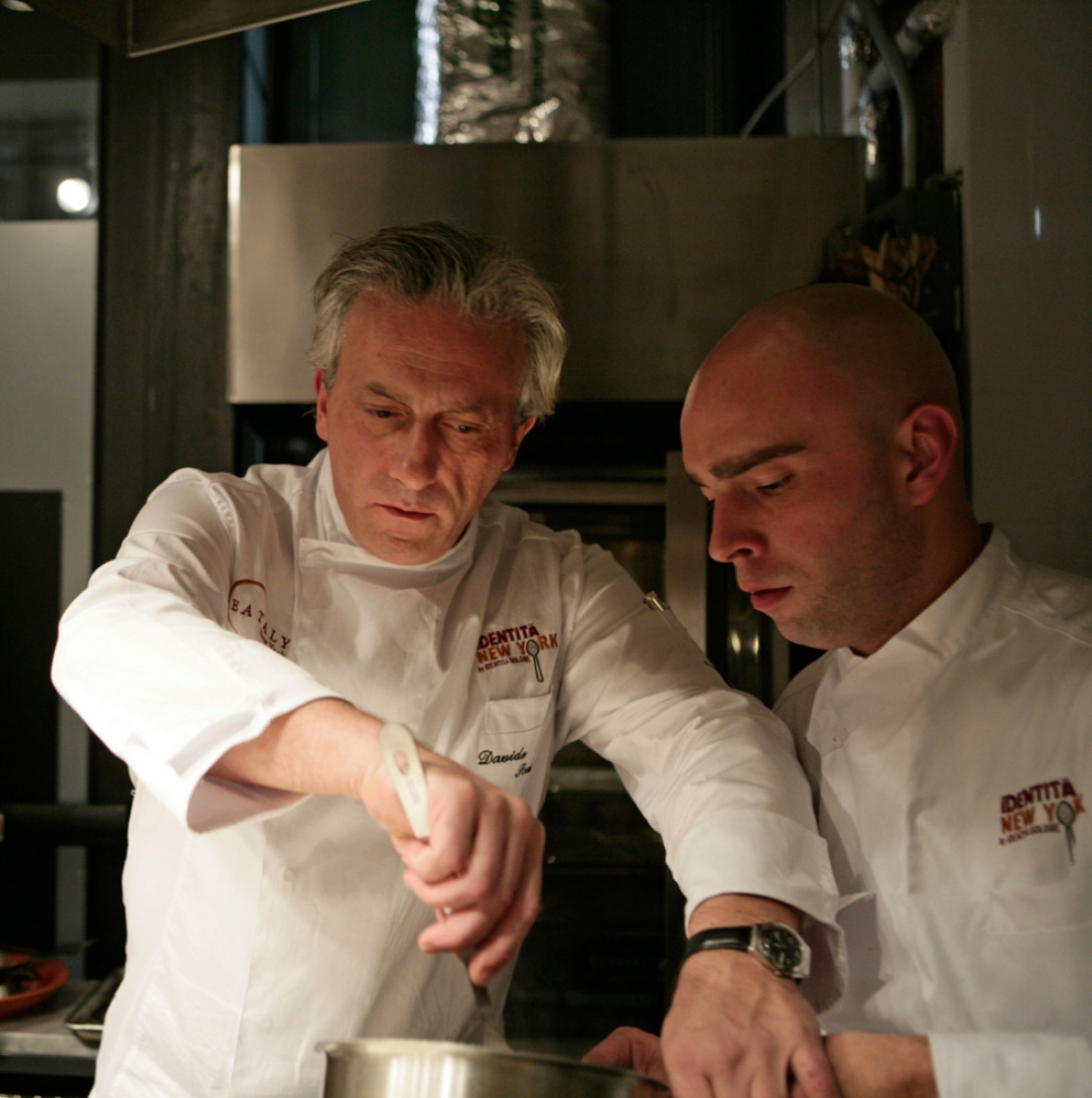 Galleria fotografica






I relatori di Identità New York 2010: da sinistra Gennaro Esposito, Pietro Zito, Emanuele Scarello, Massimo Bottura, Luca Montersino, Cristina Bowerman, Davide Scabin, Moreno Cedroni, Niko Romito, Pino Cuttaia, Ugo Alciati








Lidia Bastianich, Davide Scabin e Paolo Marchi alla conferenza stampa di presentazione Identità New York 2010 nella Piazza di Eataly








Conferenza stampa di presentazione Identità New York 2010 nella Piazza di Eataly








Identità New York 2010








Emanuele Scarello alla conferenza stampa di presentazione Identità New York 2010








Emanuele Scarello e Tatsuya Iwasaki al Corner delle Eccellenze








Luca Montersino alla Pasticceria di Eataly








Il Ristorante del Pesce con Cristina Bowerman e Pino Cuttaia








Gennaro Esposito e Ugo Alciati con gli assitenti di cucina al Ristorante della Pasta








Pietro Zito al Ristorante delle Verdure di Eataly








La Piazza di Eataly








Il menu di Emanuele Scarello al Corner delle Eccellenze








Pino Cuttaia al Ristorante del Pesce








Gli Agnolotti al sugo di arrosto e Grana Padano Riserva di Ugo Alciati








Ugo Alciati, Luca Montersino e Pino Cuttaia 








Massimo Bottura immortala gli altri chef protagonisti che con lui hanno animato i vari momenti di Identità New York








Oscar Farinetti, patron di Eataly, firma il grembiule ricordo di Identità New York 2010








Paolo Marchi, ideatore e curatore di Identità Golose, firma il grembiule ricordo di Identità New York 2010








Mario Batali, chef patron del ristorante Manzo all'interno di Eataly, firma il grembiule ricordo di Identità New York 2010








Niko Romito, Cristina Bowerman e Gennaro Esposito con Lidia Bastianich








Emanuele Scarello al Corner delle Eccellenze








Un ospite d?eccezione a Eataly in occasione di Identità New York: Ferran Adrià, qui accanto a Massimo Bottura








La locandina di Identità New York all'interno di Eataly








La preparazione della cena di gala al ristorante Manzo all?interno di Eataly: Niko Romito e Massimo Bottura








La preparazione della 'Compressione di pasta e fagioli' di Massimo Bottura








I preparativi della cena di gala: un grande lavoro di squadra








'Il bosco e la capasanta' di Cristina Bowerman





