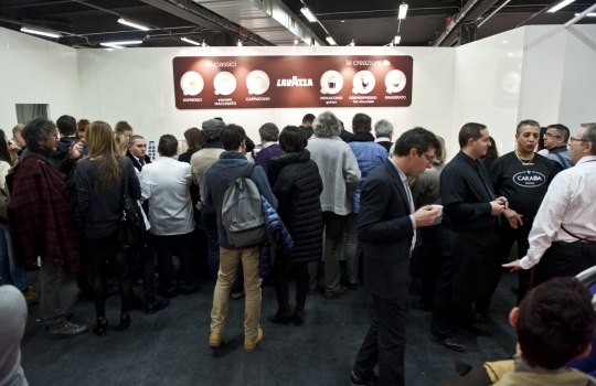 Galleria fotograficaAl centro Davide Oldani del D'O di Cornaredo (Milano) con Oliviero Toscani, fotografo e produttore di vinoGuffanti, storici affinatori di formaggi ad Arona (Novara)Lo spazio espositivo di Acqua Panna e S. Pellegrino. Le illustrazioni sono firmate da Gianluca BiscalchinPastificio dei CampiSelecta, un recinto di bont&agrave; firmate anche da Michele Rotondo, chef della Masseria Petrino di Palagianello (Taranto)Brindisi con Birra Moretti Grand Cru. A destra si riconosce Simone Padoan dei Tigli di San Bonifacio (Verona)Le alchimie pastaiole di Davide Scabin del Combal.Zero di Rivoli (Torino) allo stand Felicetti