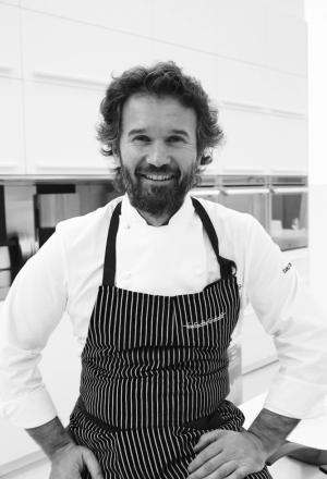 Galleria fotograficaFulvio Pierangelini, a lungo chef del Gambero Rosso di San Vincenzo (Livorno)La celebre Passatina di ceci con gamberi di Fulvio Pierangelini (qua il racconto integrale della lezione)Davide Scabin, chef del Combal.Zero di Rivoli (Torino)Il cyber egg di Davide Scabin, piatto simbolo del cuoco piemontesePasta salad di Davide ScabinVittorio Fusari, Dispensa Pane e Vini ad Adro (Brescia)L&rsquo;Interpretazione dell&rsquo;agnello di Alpago di Vittorio FusariLa pecora con gli occhiali della Val di Fanes, Vittorio FusariVirgilio Martinez, ristorante Central, Lima, Per&ugrave;
&nbsp;Capasanta, ka&ntilde;ihua&nbsp;di Ayaviri, emulsione di camu-camu di Virgilio MartinezErba andina/patata essiccata a 3mila metri, cacao amazzonico e giardino di Virgilio MartinezMeryem Cherkaoui de La Maison du Gourmet di Casablanca, MaroccoVongole allo zafferano in brodo con sapori marocchini, mandorle, fave e croccante di&nbsp;Meryem CherkaouCarlos Garcia, chef del ristorante Alto di Caracas, VenezuelaOssobuco nero con ossobuco di patata e soffritto criollo di Carlos GarciaLingua di cacao, Carlos GarciaOstrica di pomodoro di&nbsp;Roberta Sudbrack del ristorante Sudbrack di Rio de Janeiro (Brasile)Enrique Olvera, Pujol, Citt&agrave; del Messico, MessicoPlatano, ralladura di macadamia,&nbsp;hierba buena e crema di agrumi di Enrique OlveraMassimiliano e Valentino Marcattilii, San Domenico di Imola (Bologna)Uovo in raviolo di Valentino Marcattilii, grande classico della cucina italianaMagnus Nilsson, ristorante F&auml;viken, J&auml;rpen, SveziaUova di trota servite in una crosta calda di sangue di maiale disidratato di Magnus NilssonErnesto Iaccarino, Don Alfonso 1890, Sant&rsquo;Agata sui Due Golfi (Salerno)Nudi di ricotta in ristretto di cappone di mare con infusione di verbena odorosa e zest di limone, Ernesto IaccarinoArnaud Daguin, H&eacute;gia, Hasparren, FranciaPoularde guascona cotta sulla pelle, con porri di Cervere e altre verdure di stagione, Arnaud DaguinZuppa due strati di lenticchie bionde di Saint-Flour, Arnaud Daguin