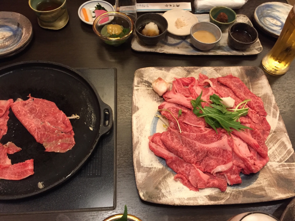 Galleria fotograficaKobe, un milione e mezzo di abitanti, &egrave; la capitale tranquilla della prefettura giapponese di Hyogo, a sua volta inserita nella macro-regione di Kansai, raggiungibile dall&rsquo;aeroporto internazionale di Osaka. Kobe dista da Osaka un&rsquo;oretta di macchina e 23 minuti di Shinkansen, i treni ad alta velocit&agrave; del Giappone. La tratta Kobe-Tokyo, circa 550 chilometri, si percorre in appena 2 ore e mezza
La prefettura di Hyogo - divisa nelle 4 province di Settsu (Kobe), Harima, Tamba e Tajima - unisce due coste: il mare del Giappone e il mare di Seto nel Pacifico a sud. Il suo simbolo &egrave; il castello di Himeji, patrimonio mondiale dell&rsquo;umanit&agrave; Unesco, eretto nel 1601. Tra poche settimane, tutt&rsquo;attorno, cominceranno a fiorire i ciliegi, uno spettacolo molto atteso&nbsp;(foto&nbsp;dronestagr.am)
La fama di Kobe accrebbe nel 1868 quando venne aperto il porto, che oggi dialoga con 500 altri porti di 130 paesi nel mondo. &Egrave; una tappa popolare per le navi da crociera. Kobe &egrave; un centro importante per le industrie pesanti e l&rsquo;acciaio: tra le altre, Kawasaki, Mitsubishi e Toshiba (foto seanews)

&nbsp;
Uno dei poli&nbsp;gastronomici pi&ugrave; vivaci di Kobe &egrave; sotterraneo, nel centro commerciale di Sogo. Decine di isole curatissime, con prodotti gastronomici di ogni genere. In primis, esercizi di patisserie e chocolaterie, una replica perfetta dei modelli francesi
Il pane &egrave; un simbolo importante per la gastronomia di Kobe, per i locali e per gli expat, circa 40mila residenti da tutto il mondo
I macaron, molto popolari nella Kobe bene
Passiamo alle meraviglie della gastronomia giapponese autentica: sempre sotto al centro commerciale Sogo, drappi di tessuto tinti con ideogrammi nascondono gli ingressi di piccole tavole a conduzione familiare, come questo teppanyiaki. Quattro tavoli in tutto, ognuno con piastra, per arroventarsi qualsiasi cosa. Nel nostro caso, soba meshi (noodle fritti con carne) e okonomiyaki, sorta di frittata. Vietato indossare maglioni pregiati
Nel centro di Kobe spunta anche una vivace Chinatown. Sono forti i legami commerciali tra la citt&agrave; giapponese e l&rsquo;isola cinese (con ambizioni irredentiste) di Taiwan
Le relazioni tra Kobe e Taiwan si sono rafforzate anche per un tragico destino comune: le calamit&agrave; naturali. Il terremoto di Kobe del 17 gennaio 1995 provoc&ograve; 6.400 vittime e 40mila feriti, danneggiando oltre 240mila palazzi. Nella foto, la prima sede del ristorante di cucina tradizionale Matsunoya dopo il sisma
Il ristorante Matsunoya &egrave; rinato in una nuova sede. Gli abbiamo dedicato un post
La chiusura del menu kaiseki del Matsunoya: t&egrave; matcha frullato per qualche secondo con canne di bamb&ugrave;, una preparazione molto popolare
Siamo accolti nel quartier generale della prefettura di Hyogo dal governatore in persona, il signor Toshizo Ido (nella foto, a destra). &laquo;Volevamo ringraziarvi anche per la nostra formidabile&nbsp;esperienza all&rsquo;Expo&raquo;, ci ha detto
I vasi di tulipani nel giardino della residenza del governatore di Hyogo
Dove comprare coltelli da cucina a Kobe? Coltelleria Kireaji-no-le, sulla Moto manchi dori, strada popolare per lo shopping
Con la pluri-premiata macelleria Moriya, passiamo al simbolo per cui la citt&agrave; portuale &egrave; famosa nel mondo: la carne di Kobe. Ottenuta da vitelli purosangue Tajima, vengono cresciuti per due anni negli allevamenti di Hyogo. Sulle sue caratteristiche di marmorizzazione abbiamo parlato diverse volte&nbsp;nei giorni di Expo. La curiosit&agrave; che non sapevamo &egrave; che fino al 1868, l&rsquo;anno in cui fu aperto il porto di Kobe, nessuno in citt&agrave; mangiava carne. Furono gli inglesi a insegnare loro l&rsquo;arte della macelleria. Purtroppo non riusciremo a visitare alcun allevamento. La motivazione ufficiale? &laquo;Dovreste stare qui a Kobe per almeno 80 giorni&raquo;, ci hanno spiegato gli interlocutori di Jetro Kobe, &laquo;solo da allora la vostra composizione batterica non risulter&agrave; pi&ugrave; nociva per i nostri bovini&raquo;
La carne di Kobe &egrave; servita in 37 insegne della citt&agrave; (e 300 in tutto il Giappone). Dove andare? Da Kobe Plaisir, al 2-11-5 della Shimoyamate, quartiere Chuo-ku
La lavagna del menu del ristorante Kobe Plaisir, un inno alla carne pi&ugrave; ambita del mondo
Lo chef del teppanyiaki, la spettacolare griglia di Kobe Plaisir
Sul suo vassoio, due meravigliose entrec&ocirc;te di carne di Kobe. Rosolate ai lati, rosse dentro, si squaglieranno in bocca
Impossibile chiedere una tartare di Kobe: vietate
Sulla griglia il ragazzo abbrustolir&agrave; anche cipolle, funghi, melanzane e rape
Comincia il tour lontano da Kobe, a caccia delle altre bont&agrave; della prefettura di Hyogo. Iniziamo dal miso dell&rsquo;azienda centenaria Rokko di Ashya. Se in Italia dici miso, pensi a un prodotto unico. Ma, cos&igrave; come non esiste &ldquo;la birra&rdquo; o il &ldquo;vino&rdquo;, cos&igrave; dobbiamo abituarci a pluralizzare un genere che l&rsquo;Occidente ingenuamente interpreta spesso come singolare. Esistono infinite variet&agrave; di miso, a seconda delle tecniche di lavorazione (bollitura in acqua o a vapore del riso), del tipo di ingredienti utilizzati (riso, ma anche segale o grano, che poi vengono uniti a fagioli neri di soia cotti) e dell&rsquo;arco temporale di fermentazione
A tavola, l&rsquo;impiego del miso non &egrave; limitato, come crediamo in Italia, alla sola zuppa in apertura del pasto (o alla fine delle maratone: gli atleti la bevono subito per sciogliere i muscoli induriti dai chilometri): la letteratura gastronomica giapponese abbonda di marinature di carne e pesce e dessert
Il futuro miso &egrave; messo a fermentare per due anni pressato da massi rocciosi, sotto al pavimento dell&rsquo;azienda Rokko. Questi miso sono pregiati perch&eacute; la loro salinit&agrave; &egrave; molto inferiore rispetto agli stessi simili pi&ugrave; cheap
Asakuro sansho (pepe), messo sotto alcol. &Egrave; uno dei prodotti pi&ugrave; interessanti che abbiamo trovato nella prefettura di Hyogo: lo abbiamo trovato nell&rsquo;entroterra di Yabu, nelle vicinanze di una frequentata pista di sci. Detto anche &ldquo;diamante verde&rdquo;, il suo frutto crudo esprime una marcata nota citrica che anestetizza piacevolmente la lingua per qualche minuto
Il pepe Asakuro si raccoglie nell&rsquo;ultima settimana di maggio, quando tutte le famiglie di Yabu e dintorni &ndash; anziani inclusi &ndash; scuotono 5.500 alberelli, percorsi da una frenetica energia. Longino & Cardenal sta per importarlo in Italia. Scommettiamo fin da ora sul dilagare del prodotto nei menu d&rsquo;autore
Carne di manzo di Tajima al pepe Asakuro con salsa di soia al vino rosso. Sul retro, verdure croccanti. Ci &egrave; stato servito al ristorante&nbsp;La Riviere di Yabu
Un formidabile tris di cr&egrave;me br&ucirc;l&eacute;e, ancora al ristorante La Riviere. L&rsquo;ortodossia del dessert &egrave; solo apparente perch&eacute; ogni tazzina &egrave; spinta da un&rsquo;aromatizzazione speciale: nell&rsquo;ordine da sinistra a destra, t&egrave; matcha, pepe Asakuro e zenzero
Media scatenati con gli ospiti italiani al ristorante La Riviere&hellip;.
&hellip;ci accoglie anche il sindaco di Yabu&hellip;
&hellip;e i risultati arrivano il giorno dopo: con l&rsquo;autore di questo dossier c&rsquo;erano Felice Lo Basso, chef del ristorante Unico di Milano e Riccardo Uleri, ceo di Longino & Cardenal
Intermezzo serale: verdura&hellip;
