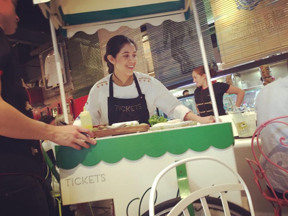 Galleria fotografica






Consommè de garbanzos. Prima che cominci il menu degustazione, viene portata al tavolo una bottiglia di vetro contenente del brodo freddo di ceci (in alto a destra). Ventitrè piatti dopo, alla fine del percorso "salato", verrà versato, in un bicchierino da grappa, del brodo caldo di jamon iberico da una teiera. Sopra ancora, la schiuma del brodo di ceci. Un caldo-freddo speciale (foto @ticketsbar instagram)









Tosta de pollo y anchoa. Primo piatto: toast di pelle di pollo con lisca di acciuga. A lato, una crema di acciughe composta da burro e pasta di acciughe









Olive Gordal. Uno dei simboli della saga Adrià: le olive sono immerse in un liquido d'olio extravergine d'oliva, cannella, buccia di limone e anice stellato. Si tirano su con un cucchiaino forato, si poggiano su una conchiglia di legno a lato e da qui in bocca. Gordal è una varietà dall'Andalusia






