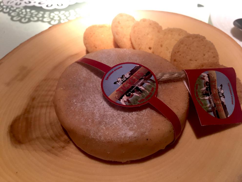 Galleria fotografica






Consommè de garbanzos. Prima che cominci il menu degustazione, viene portata al tavolo una bottiglia di vetro contenente del brodo freddo di ceci (in alto a destra). Ventitrè piatti dopo, alla fine del percorso "salato", verrà versato, in un bicchierino da grappa, del brodo caldo di jamon iberico da una teiera. Sopra ancora, la schiuma del brodo di ceci. Un caldo-freddo speciale (foto @ticketsbar instagram)









Tosta de pollo y anchoa. Primo piatto: toast di pelle di pollo con lisca di acciuga. A lato, una crema di acciughe composta da burro e pasta di acciughe









Olive Gordal. Uno dei simboli della saga Adrià: le olive sono immerse in un liquido d'olio extravergine d'oliva, cannella, buccia di limone e anice stellato. Si tirano su con un cucchiaino forato, si poggiano su una conchiglia di legno a lato e da qui in bocca. Gordal è una varietà dall'Andalusia









Prima preparazione rifinita al tavolo: Polo de almendras









Polo de almendras è uno stecco di gelato al latte di mandorle, spennellato sul posto con olio d'oliva e cosparso con granelle di mandorle, fiori di sambuco e sale. E' servito su un piatto con cubetti di ghiaccio. Dolce(salato) e gelato all'inizio del pasto e non alla fine, uno schema molto Adrià









Coliflor y caviar. Ganache di cavolfiore e caviale russo Schrenkii









Gamba a la sal fría. Gamberi marinati nel tè Lapsang Souchong con zest di bergamotto. Sono serviti su un vassoio con "neve di sale" per ricordare il ghiaccio tipico di un mercato del pesce









Atún con cerezas. Tonno e ciliegia: ventresca di tonno confit in grasso di prosciutto, accompagnata da una ciliegia affumicata (senza nocciolo)









Ceviche de melón cantaloup. Ceviche di melone cantalupo con succo di lime, coriandolo e leche de tigre di kumquat. Servito con kumquat, olio di coriandolo e neve di kumquat. Citrico alla terza









Pizza crujiente. La "pizza" di Tickets: millefoglie di regañà (torta di pane croccante di origini andaluse), stracciatella, bottarga e fichi









Porex de Calix. Marshmallow di dashi ripieno di crema acida e sormontato da caviale di Kalix, uova rosse svedesi di coregone, dalle note dolci ed eleganti









Nigiri de berenjena. Nigiri di melanzana









Cubo de wagyu. Cubo di chips di patata croccante con sopra una tartare di wagyu trattata con olio, sale, senape di Digione, uova e pepe. Una magnifica tapa da circa 2 cm per lato, che ricorda le battute al coltello della tradizione piemontese









Milhojas de atún. Millefoglie di tonno: millefoglie di patata e alga nori. In cima, tartare di tonno leggermente piccante con crema di avocado









Miniairbag de queso. Miniairbag di spuma di formaggio manchego, caviale di nocciola e polvere di buccia di nocciole









Airbaguette de rubia gallega: grissino-baguette vuoto avvolto da fettine di "prosciutto" marinato di rubia gallega, pregiata razza bovina galiziana









Encerradito de buey: involtino di ravioli di avocado con dentro granciporro con maionese di peperoncino chipotle e gelatina di coriandolo. Sotto c'è del pane sardo guttiau, sopra dei semi di chia. Un assaggio cremoso, grasso e vegetale in due bocconi magnifici









Foie y anguila. Foie gras d'anatra di Mitteault ripieno di anguilla avvolta in alga nori









Espardeña con panceta. Cetriolo di mare con la sua pelle fritta e wasabi, sopra una striscia di pancetta di prosciutto Joselito. Forse l'unico punto di domanda









Pulpo crujiente. Octopus tenero in panko (pangrattato giapponese piccante) croccante, accompagnato da cetrioli baby pickled









Cogollo con sorbete. Seconda preparazione rifnita al tavolo: cuore di lattuga accompagnato dal suo sorbetto ghiacciato con zest di rafano









Bogavante. Astice. L'unica non-tapa di tutto il percorso









Arriva il calice col Consommé freddo di ceci che rimane spumoso in cima e, sotto, il brodo caldo di jamon iberico (vedi prima slide)









Ci si alza dal tavolo e si va alla Dolça di Tickets, l'ambiente in cui si chiude il percorso coi dessert (foto elequipocreativo)









L'accoglienza nella Dolça? Una rosa che regge la sfera rosa: lychees e fragola









Coco. Gelatina di cocco, sorbetto al lime e cocco e acqua di curry






