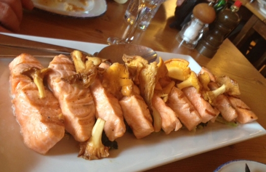 Galleria fotografica






Scozia, regione di Argyle, sud-ovest del Paese








Loch Fyne è il fiordo più noto di Argyle e anche il più lungo del Paese. Loch in gaelico significa "lago", fyne "fiordo"








Nei dintorni, colline dolci, larici, pini e abeti








Al largo si scorgono delle gabbie di acquacoltura








Disinfettare bene i piedi prima di salire sulla chiatta








Sulla chiatta, verso le gabbie dei salmoni








L’acqua in cui sguazzano i salmoni è pulita, filtrata, ricca di sali minerali








Ecco la gabbia: sono una decina in tutto, di larghezza variabile, profonde fino a 28 metri








Nuotano in circolo 30mila salmoni per gabbia. Ogni esemplare ha a disposizione 98,5 litri d’acqua per ogni chilo e mezzo di peso, uno dei più elevati del Paese








Ecco il salmone! Sono esemplari nati da uova di salmoni-riproduttori, pescati in mare e mantenuti in cattività nelle avannotterie








Al largo, accanto alle gabbie, c'è anche la base che monitora costantemente i pesci e la distribuzione (automatica) del cibo. Mangime non Ogm selezionato, integrato da proteine di origine vegetale che riducono l’utilizzo di fauna ittica utilizzata per produrre farine di pesce













Raggiunti i 3-4 anni d'età - cioè il peso di 4-6 chili, toccato in circa 8-900 giorni di acquacoltura, dei quali metà passati in acqua dolce e metà in acqua salata, per assecondare il loro istinto naturale - i salmoni vengono pescati e immediatamente riposti nel ghiaccio, accorgimento fondamentale per mantenere rigida la carne








Le lavorazioni successive vengono effettuate entro e non oltre le 15 ore dalla pesca, nel laboratorio di Cairndow, il quartier generale di Loch Fyne a un passo dalle stesse acque in cui nuotano i salmoni








I salmoni sono lavati con la stessa acqua in cui hanno nuotato fino a poco prima








E poi decapitati, spinati e sfilettati a mano


















Del salmone, come del tonno, non si butta via niente








Nel clima necessariamente polare che avvolge le operazioni, il personale di circa 60 persone è quasi interamente composto da donne. «Gli uomini non sono altrettanto precisi nell’affettare», scherzano le impiegate infagottate nelle tute sterili








Quanto lavoro? 40 ore a settimana 








I salmoni sono marinati a secco con sale e zucchero di canna








e poi sono messi nei forni di affumicatura per un intervallo di 12-24 ore, variabile a seconda della temperatura esterna













Trucioli di botte esauste da whisky: è il combustibile dell'affumicatura del salmone













Il salmone uscirà con sentori affumicati non troppo pronunciati








Manca poco al confezionamento













Tanti i formati previsti. Il più apprezzato in Italia è il Kinglas Fillet, il filettino centrale, "cuore" della spalla, chiamato anche “lingotto” per la forma








Tanti i tagli di salmone fresco e affumicato e numerose marinature, dal whisky al Citrus and Black pepper








In Scozia, si trova praticamente ovunque








Tra i luoghi più adatti, gli stessi Oyster Bar & Restaurants di proprietà di Loch Fyne. Nella foto, quello di Cairndow








All'interno del ristorante, l'iscrizione in gaelico: “com’è degno d’onore il mare”








Alle pareti, un'illustrazione che regalò parecchia popolarità a Loch Fyne: John Prescott e Gordon Brown tramavano simpaticamente contro Tony Blair, allora primo ministro britannico. La pubblicò il Times il 18 maggio 2004





