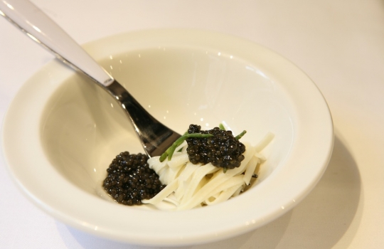 Galleria fotografica






Giuseppe Rambaldi del Combal.Zero, in sostituzione dello chef Davide Scabin, Mario Batali, Babbo e tanto altro a New York e Cesare Battisti, Ratanà a Milano








Ravioli gamberi e basilico con burro e zucca di Mario Batali








Penne con crema di peperoni di Cesare Battisti








Riccardo Felicetti e Pavia Rosati








Mario Batali e Alex Pilas, responsabile delle cucine di Eataly New York








Moreno Cedroni, ristorante Madonnina del Pescatore di Senigallia (Ancona) e Dave Pasternack, Esca a New York City








Baccalà e lepre in salsa di lamponi di Moreno Cedroni








Crudo con mele e rape di Dave Pasternack








Alessandra Rotondi, Moreno Cedroni e il suo sous chef Luca Abbadir








Berlucchi nei calici








I protagonisti della cena del primo giorno in Birreria di Eataly: Alex Pilas, Carlo Cracco, Matteo Monti, Mauro Uliassi, Giuseppe Rambaldi, Cesare Battisti, Mark Ladner, Katia Delogu, Mario Batali e Claudio Ceroni di Magenta Bureau








Appuntamento al buio, il dessert di Katia Delogu








Sala piena sul tetto di Eataly








Batali fotografa Massimo Bottura e Daniel Boulud, protagonisti della prima lezione del secondo giorno








Massimo Bottura, Sara Peirone di Lavazza e Paolo Marchi








Batali, Boulud, Bottura








Massimo Bottura, il suo secondo Takahiko Kondo e il neo-cuoco di Taglio a Milano Domenico Della Salandra








L'Uovo in gelatina di Daniel Boulud








Sara Jenkins, Porcena a New York e Mauro Uliassi, Uliassi a Senigallia (Ancona)








Audience attenta e divertita








Spaghettoni al pomodoro (di ogni colore e gusto, sei o sette tipi diversi) di Sara Jenkins








I Gamberi crudi in crema di pomodori e prugne di Mauro Uliassi








 Con Claudio Ceroni di Magenta Bureau, i protagonisti della seconda cena alla Birreria di Eataly. Da sinistra: Massimo Bottura, Moreno Cedroni, Cesare Battisti, Viviana Varese, Lidia Bastianich, Katia Delogu, Fortunato Nicotra e Alex Pilas








Mark Ladner, Joe Bastianich e Carlo Cracco








Fortunato Nicotra








Il benvenuto della cena di Cesare Battisti: Mondeghili in cartoccio, Mini risotto alla Milanese al salto con ossobuco e Pop corn di Grana Padano al Lambrusco








Caprese di astice, l'antipasto di Fortunato Nicotra








Pasta o patata? il piatto di Massimo Bottura








Guazzetto "al forno" di molluschi e crostacei, sentori di anice stellato, il secondo di pesce di Moreno Cedroni








Esplosione di colori: Manzo croccante cotto in Birra Moretti, cavolfiore e gel di sottaceti ed erbe aromatiche, il secondo di carne di Viviana Varese








In chiusura, di nuovo il dolce di Katia Delogu








Carlo Cracco, ristorante Cracco a Milano e Matthew Lightner, Atera a New York, entrambi due stelle Michelin





