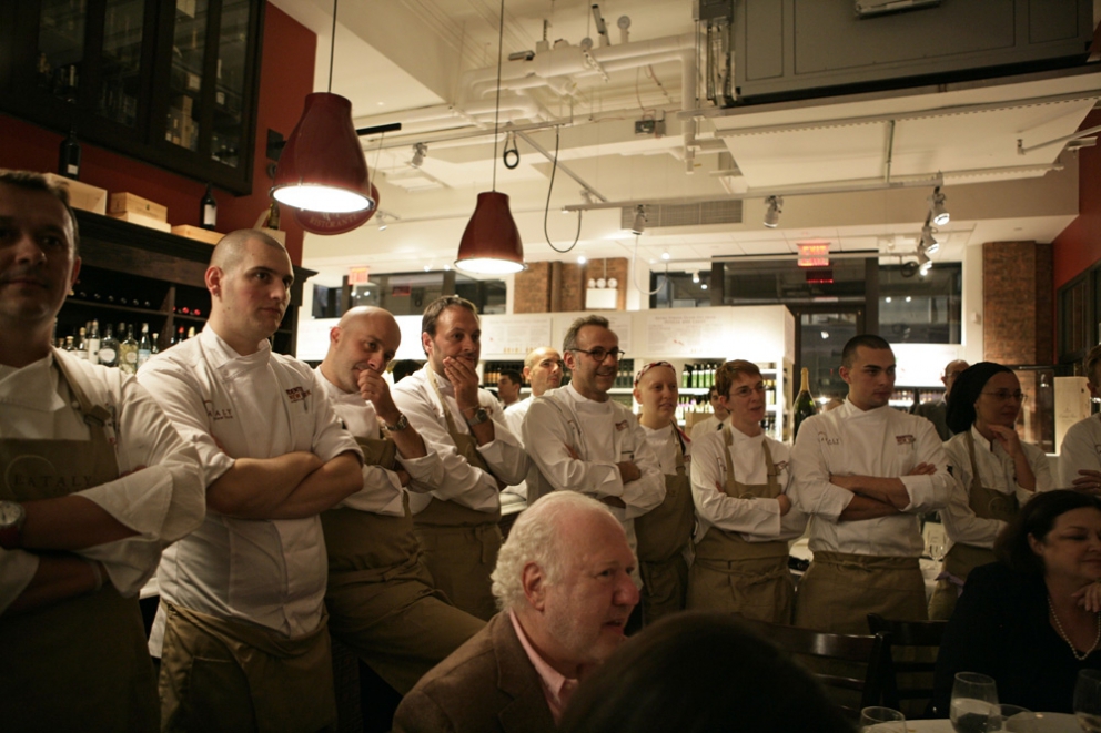 Galleria fotografica






I relatori di Identità New York 2010: da sinistra Gennaro Esposito, Pietro Zito, Emanuele Scarello, Massimo Bottura, Luca Montersino, Cristina Bowerman, Davide Scabin, Moreno Cedroni, Niko Romito, Pino Cuttaia, Ugo Alciati








Lidia Bastianich, Davide Scabin e Paolo Marchi alla conferenza stampa di presentazione Identità New York 2010 nella Piazza di Eataly








Conferenza stampa di presentazione Identità New York 2010 nella Piazza di Eataly








Identità New York 2010








Emanuele Scarello alla conferenza stampa di presentazione Identità New York 2010








Emanuele Scarello e Tatsuya Iwasaki al Corner delle Eccellenze








Luca Montersino alla Pasticceria di Eataly








Il Ristorante del Pesce con Cristina Bowerman e Pino Cuttaia








Gennaro Esposito e Ugo Alciati con gli assitenti di cucina al Ristorante della Pasta








Pietro Zito al Ristorante delle Verdure di Eataly








La Piazza di Eataly








Il menu di Emanuele Scarello al Corner delle Eccellenze








Pino Cuttaia al Ristorante del Pesce








Gli Agnolotti al sugo di arrosto e Grana Padano Riserva di Ugo Alciati








Ugo Alciati, Luca Montersino e Pino Cuttaia 








Massimo Bottura immortala gli altri chef protagonisti che con lui hanno animato i vari momenti di Identità New York








Oscar Farinetti, patron di Eataly, firma il grembiule ricordo di Identità New York 2010








Paolo Marchi, ideatore e curatore di Identità Golose, firma il grembiule ricordo di Identità New York 2010








Mario Batali, chef patron del ristorante Manzo all'interno di Eataly, firma il grembiule ricordo di Identità New York 2010








Niko Romito, Cristina Bowerman e Gennaro Esposito con Lidia Bastianich








Emanuele Scarello al Corner delle Eccellenze








Un ospite d?eccezione a Eataly in occasione di Identità New York: Ferran Adrià, qui accanto a Massimo Bottura








La locandina di Identità New York all'interno di Eataly








La preparazione della cena di gala al ristorante Manzo all?interno di Eataly: Niko Romito e Massimo Bottura








La preparazione della 'Compressione di pasta e fagioli' di Massimo Bottura








I preparativi della cena di gala: un grande lavoro di squadra








'Il bosco e la capasanta' di Cristina Bowerman








Davide Scabin prepara il suo 'Filetto di Fassona impanato alla torinese con cipolline glassate al Barolo e salsa inglese salata'





